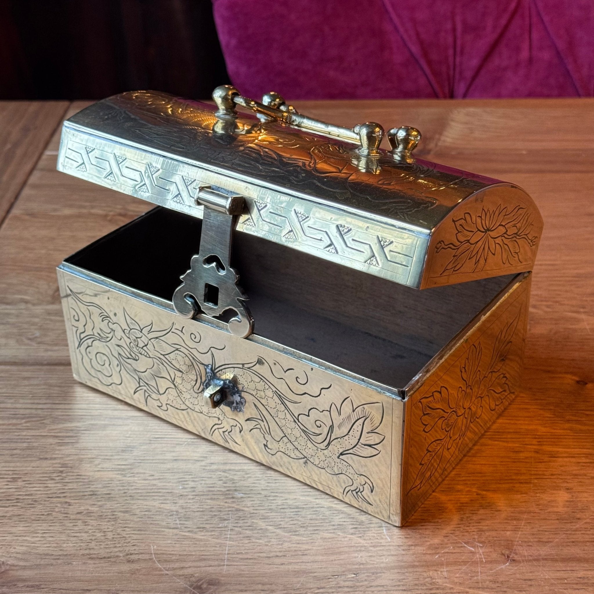 Antiek Chinees koperen opbergkistje met gegraveerde draak - The Collectionist