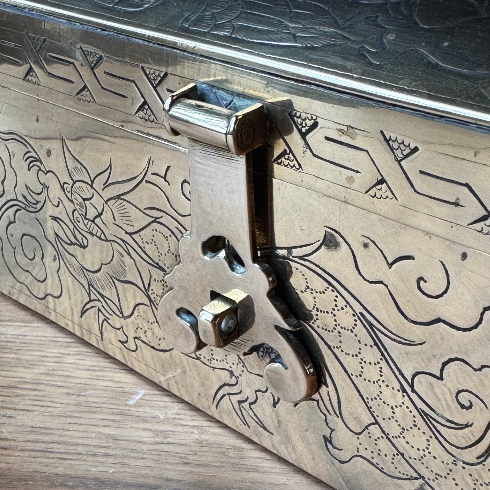 Antiek Chinees koperen opbergkistje met gegraveerde draak - The Collectionist