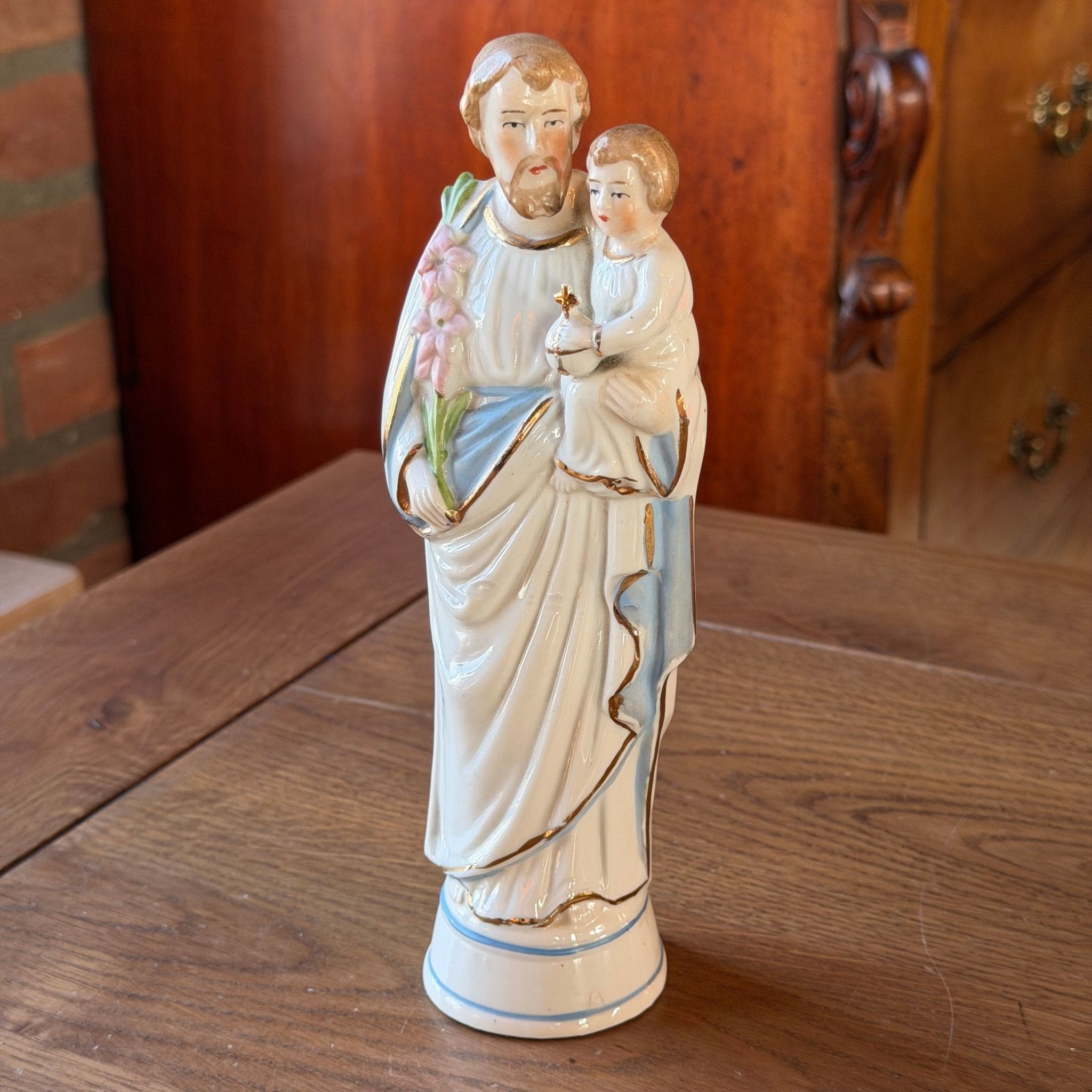Antiek porseleinen beeld van Sint - Jozef met Kind – handbeschilderd religieus beeld (ca. 1900–1930) - The Collectionist
