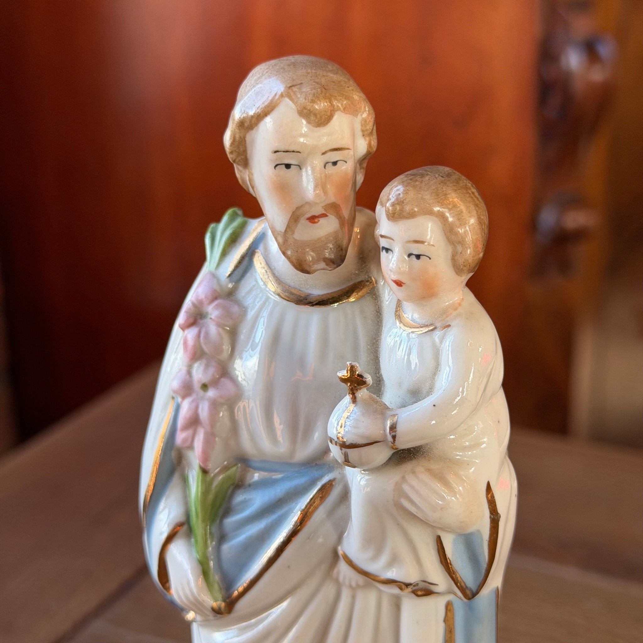 Antiek porseleinen beeld van Sint - Jozef met Kind – handbeschilderd religieus beeld (ca. 1900–1930) - The Collectionist