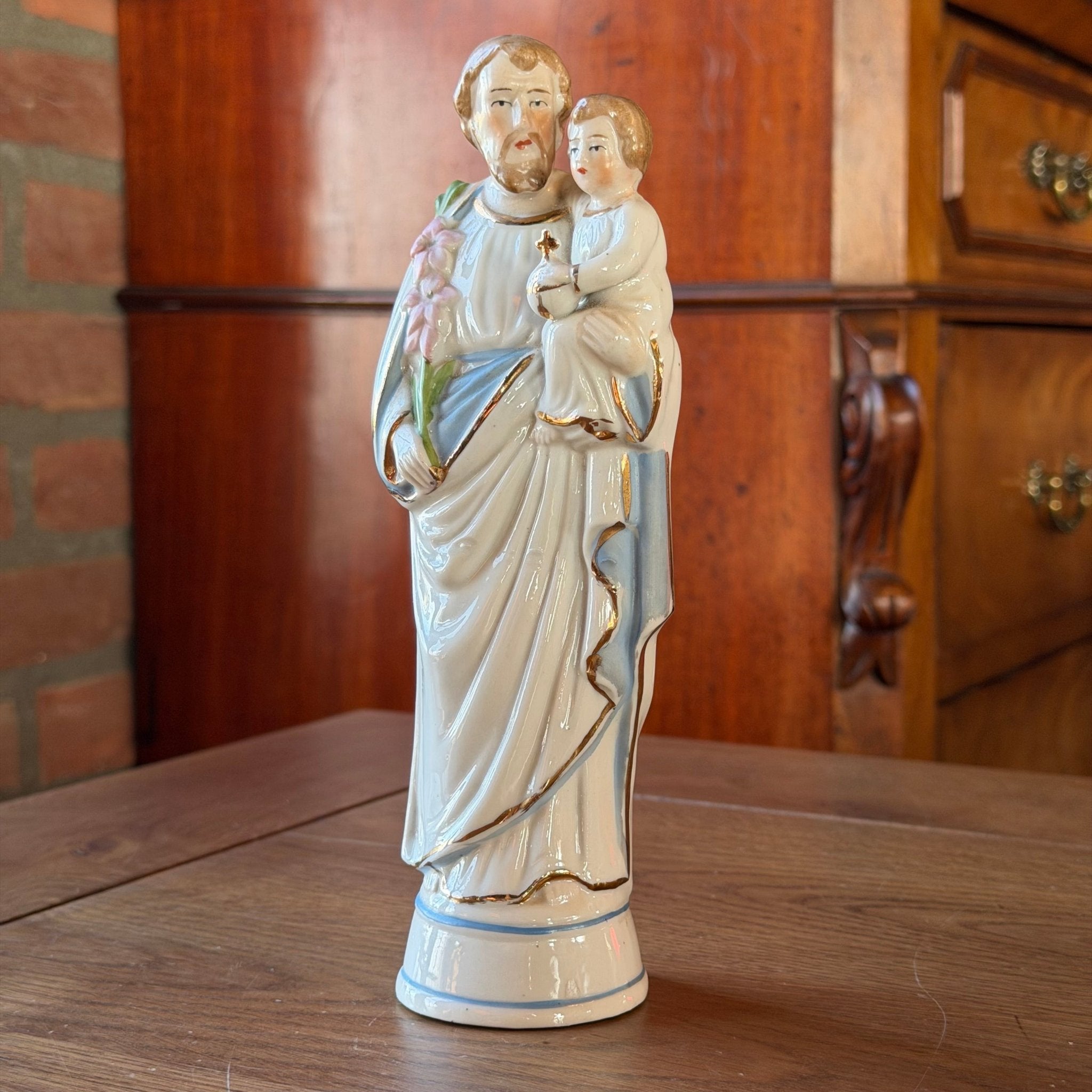 Antiek porseleinen beeld van Sint - Jozef met Kind – handbeschilderd religieus beeld (ca. 1900–1930) - The Collectionist