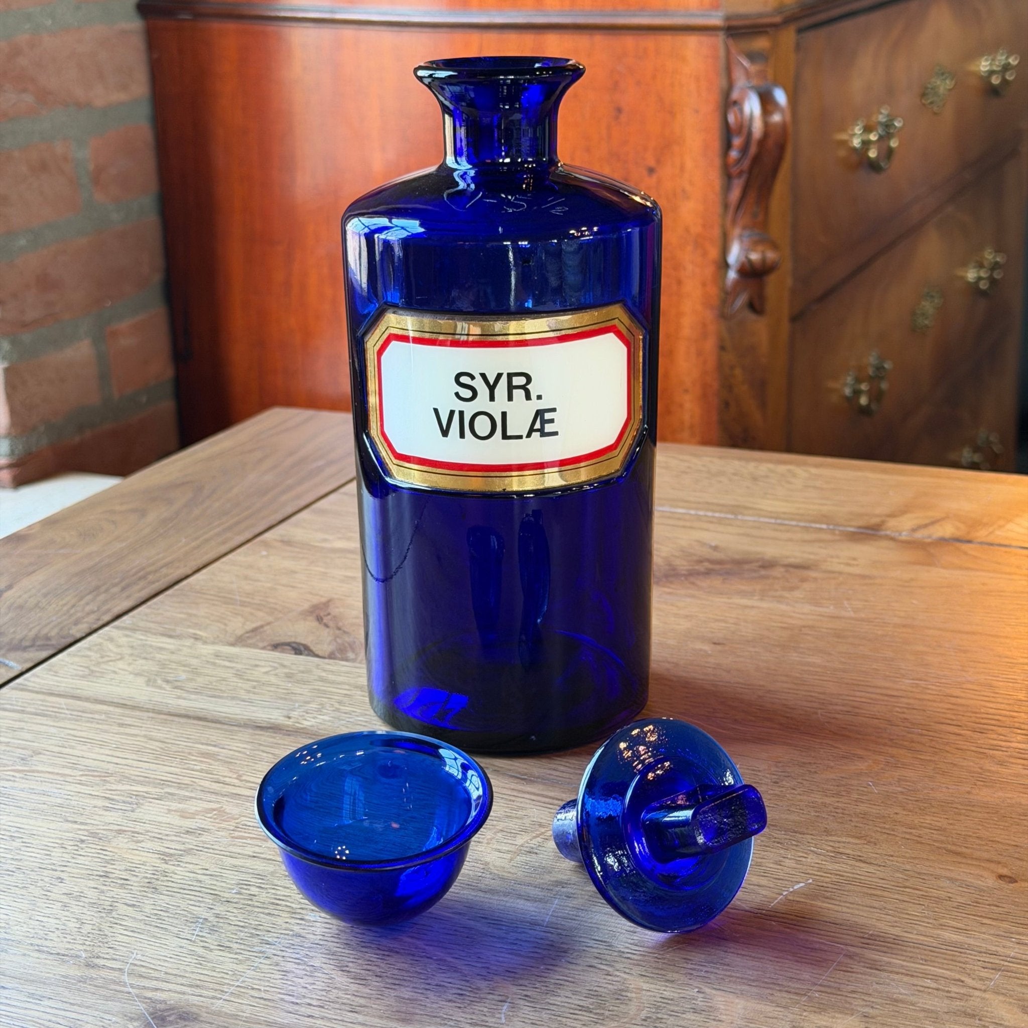 Antieke apothekersfles SYR. VIOLAE – kobaltblauw glas (24 cm) - The Collectionist