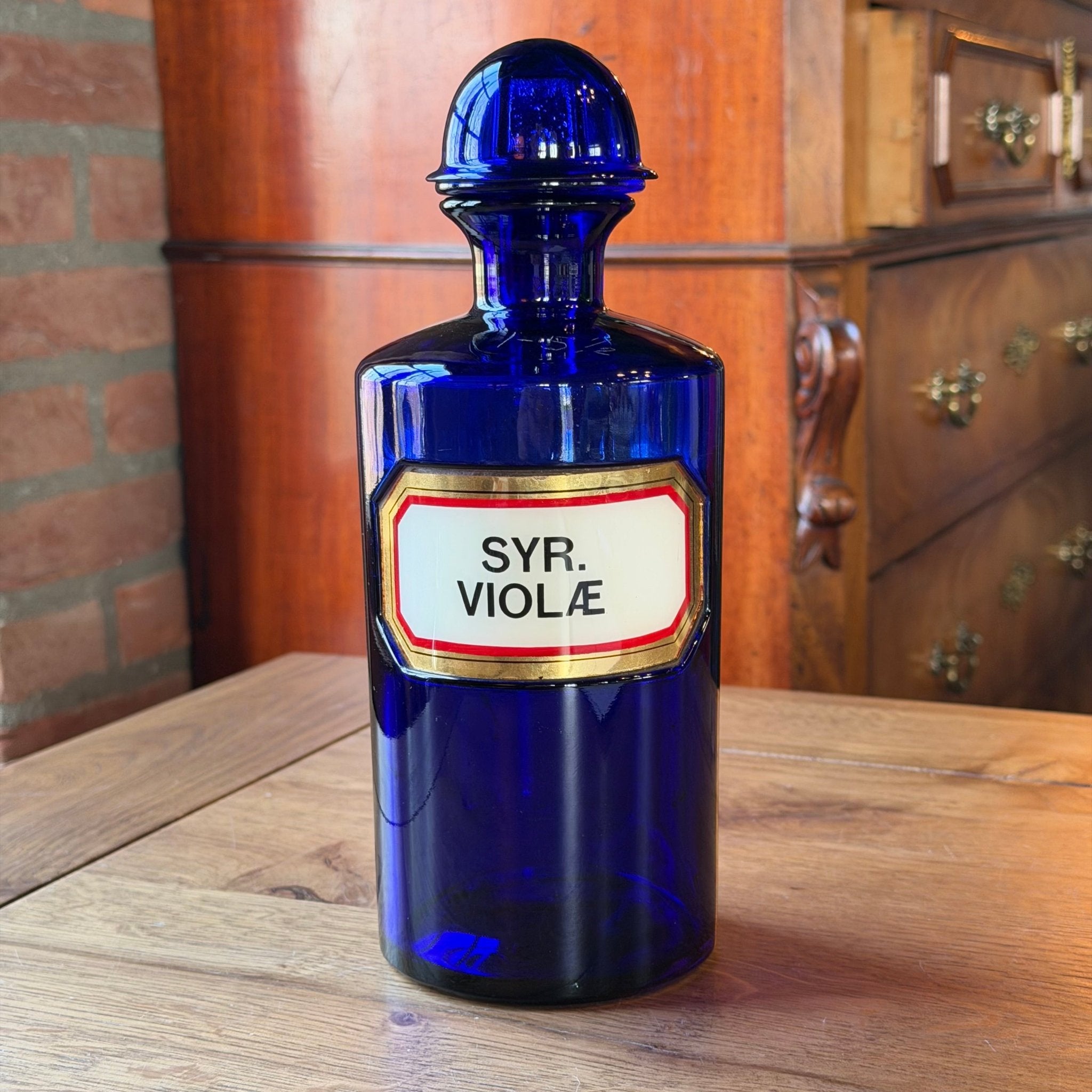 Antieke apothekersfles SYR. VIOLAE – kobaltblauw glas (24 cm) - The Collectionist