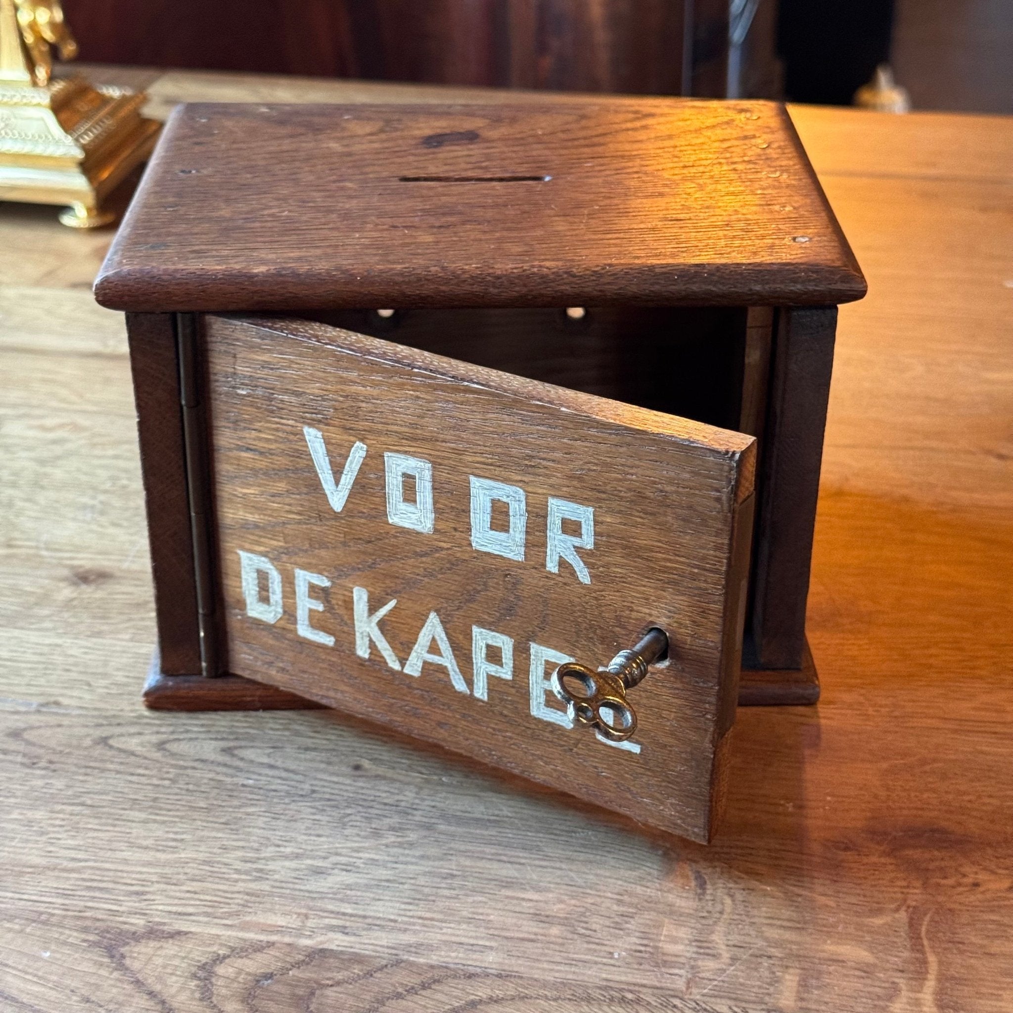 Antieke Houten Collectebus met Sleutel “Voor de Kapel” – Kerkelijk Erfgoed ca. 1900 - The Collectionist