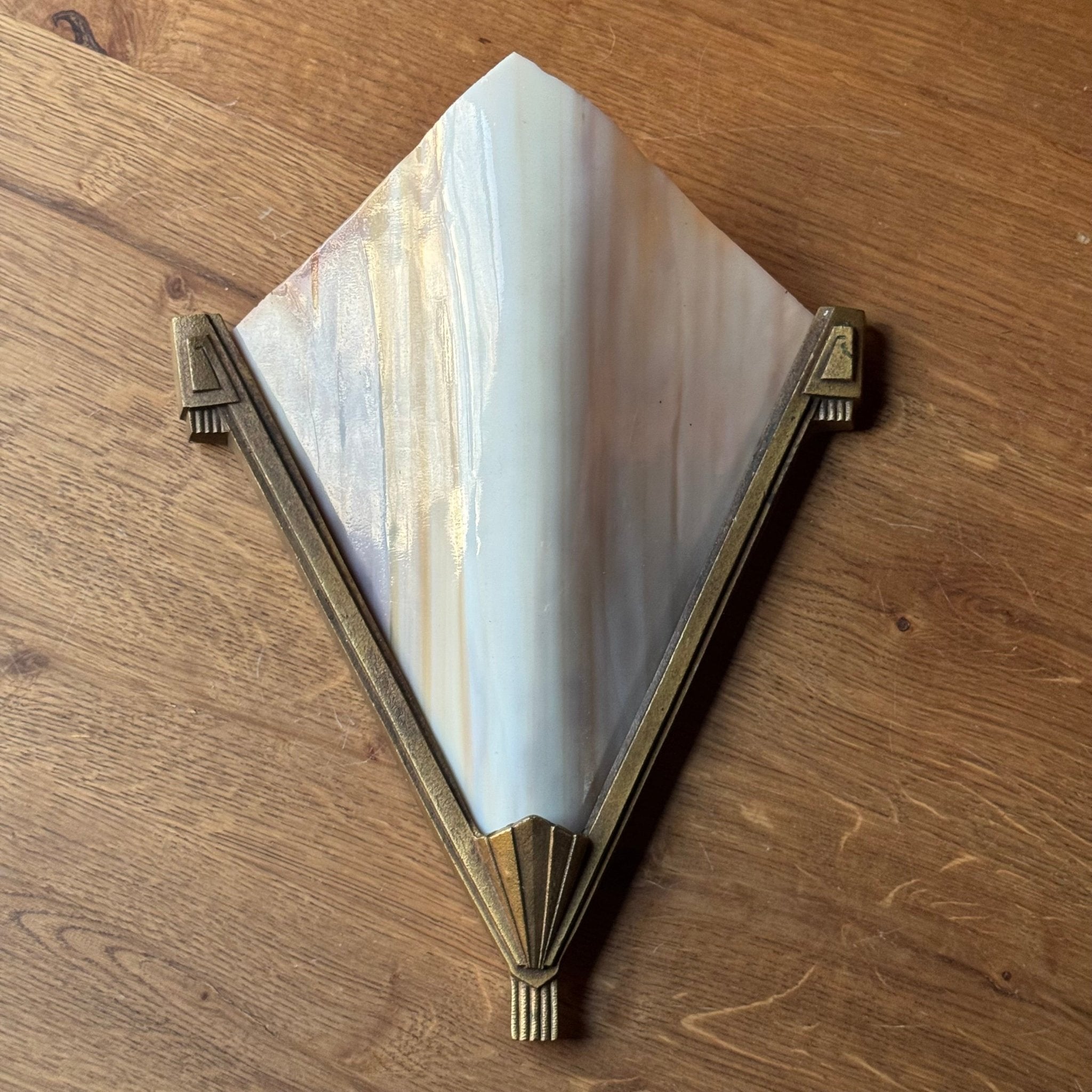 Art Deco - stijl Wandlamp met Marmerlook Glas en Messing Goudframe - The Collectionist