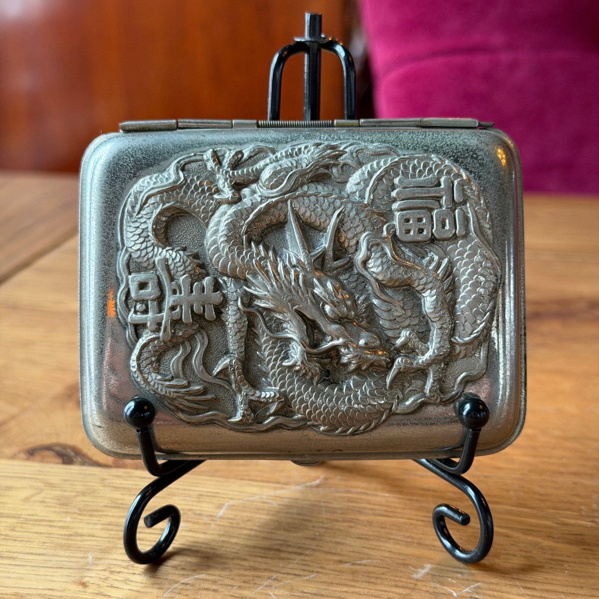 Aziatisch metalen sigarettenkoker met draak – reliëfdecoratie, vintage - The Collectionist