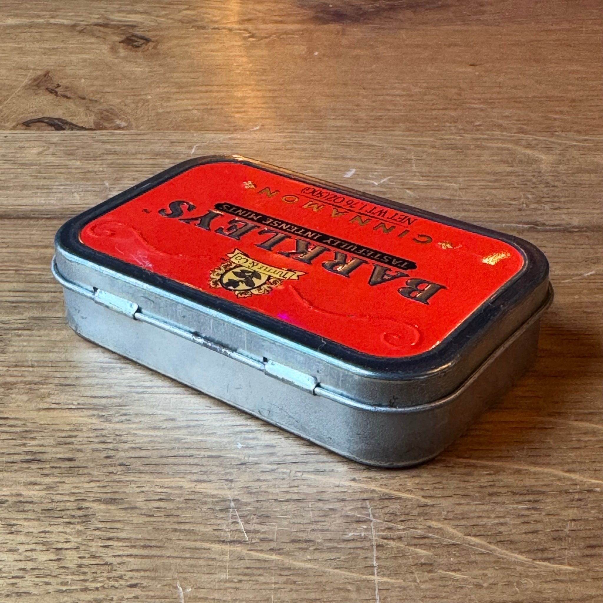 Barkleys Cinnamon Pepermuntblikje – Rood Metalen Mini Tin - The Collectionist