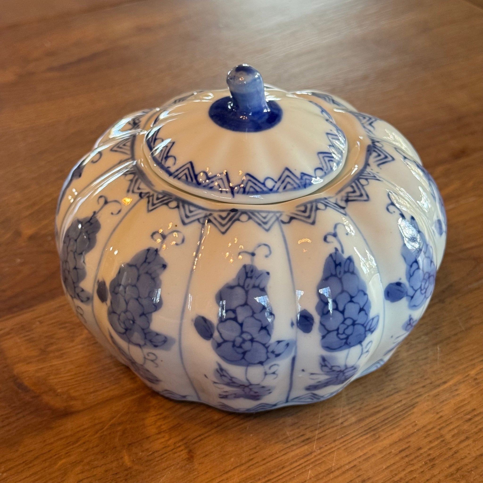 Blauw - witte porseleinen pot met deksel – bloemendecor – Made in China - The Collectionist