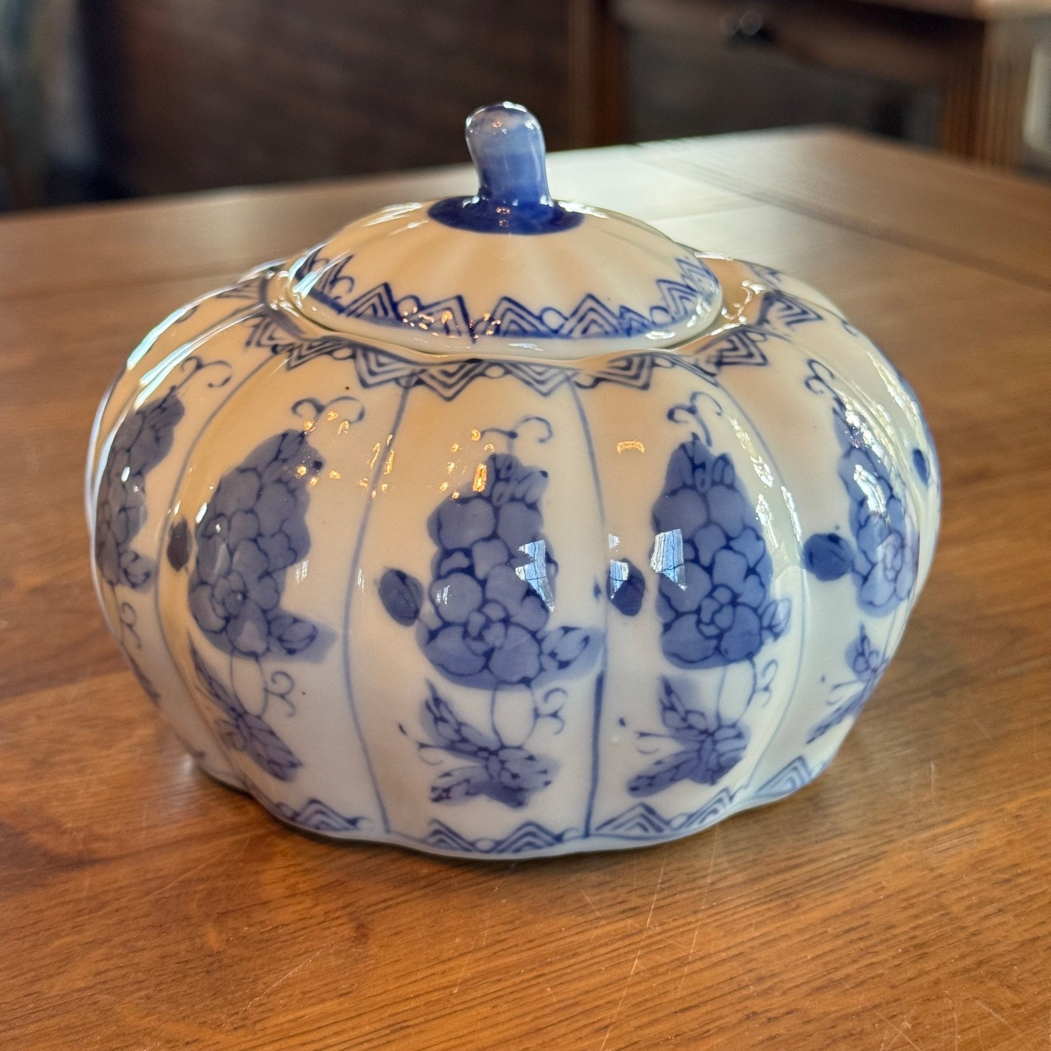 Blauw - witte porseleinen pot met deksel – bloemendecor – Made in China - The Collectionist