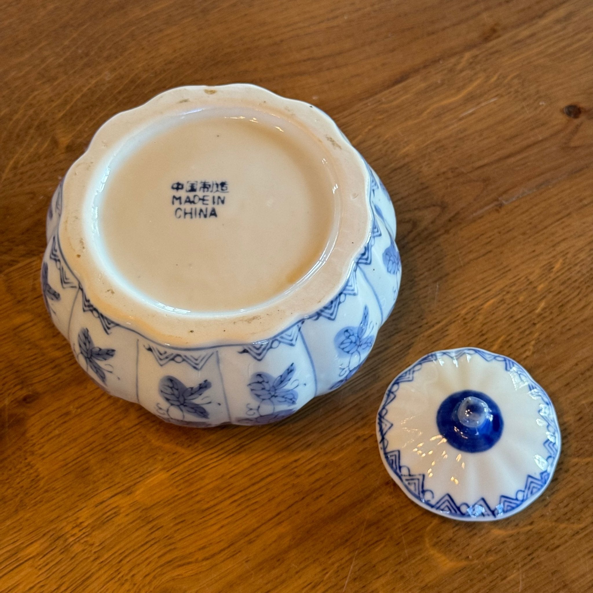Blauw - witte porseleinen pot met deksel – bloemendecor – Made in China - The Collectionist