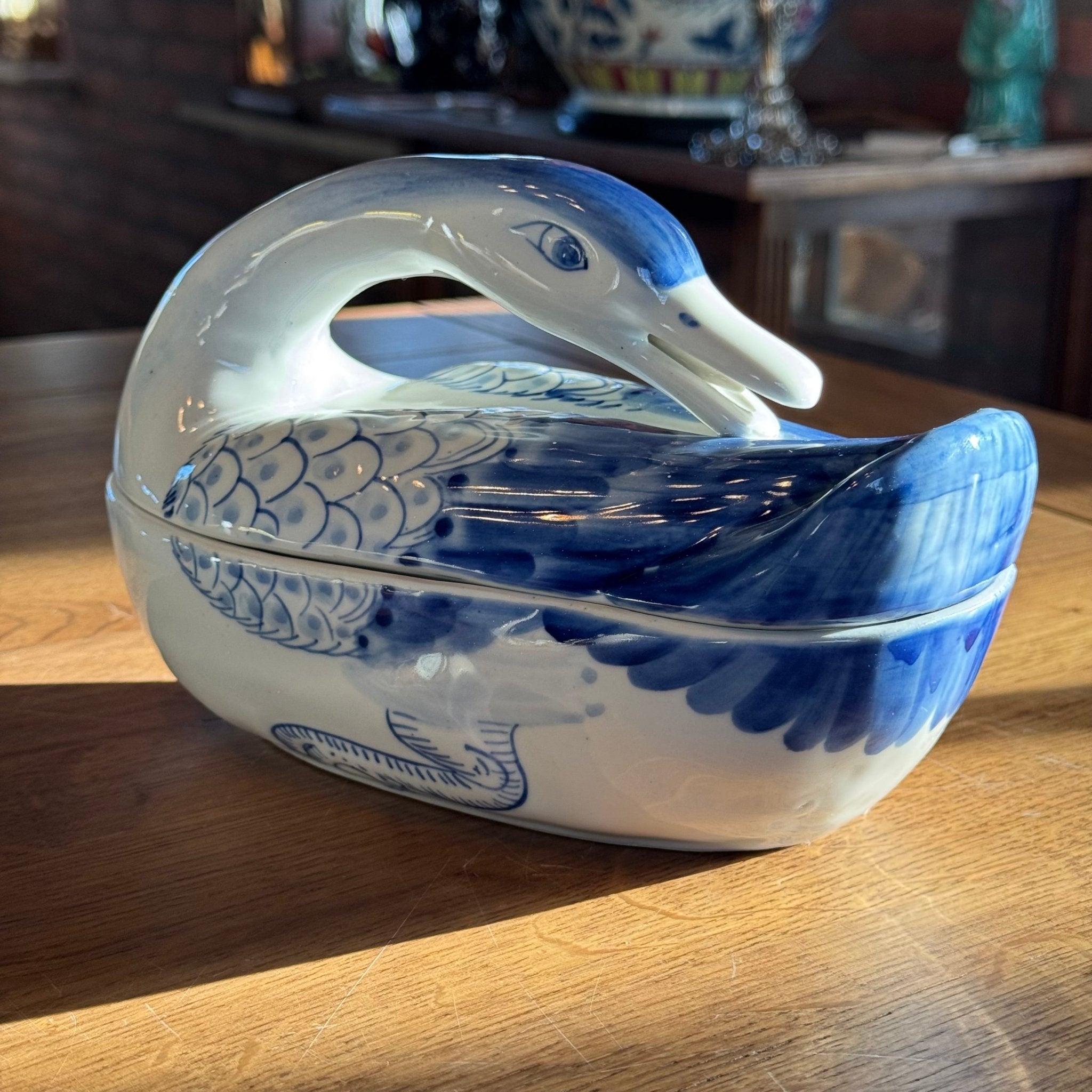 Blauw - witte zwaan terrine – handbeschilderd porselein - The Collectionist