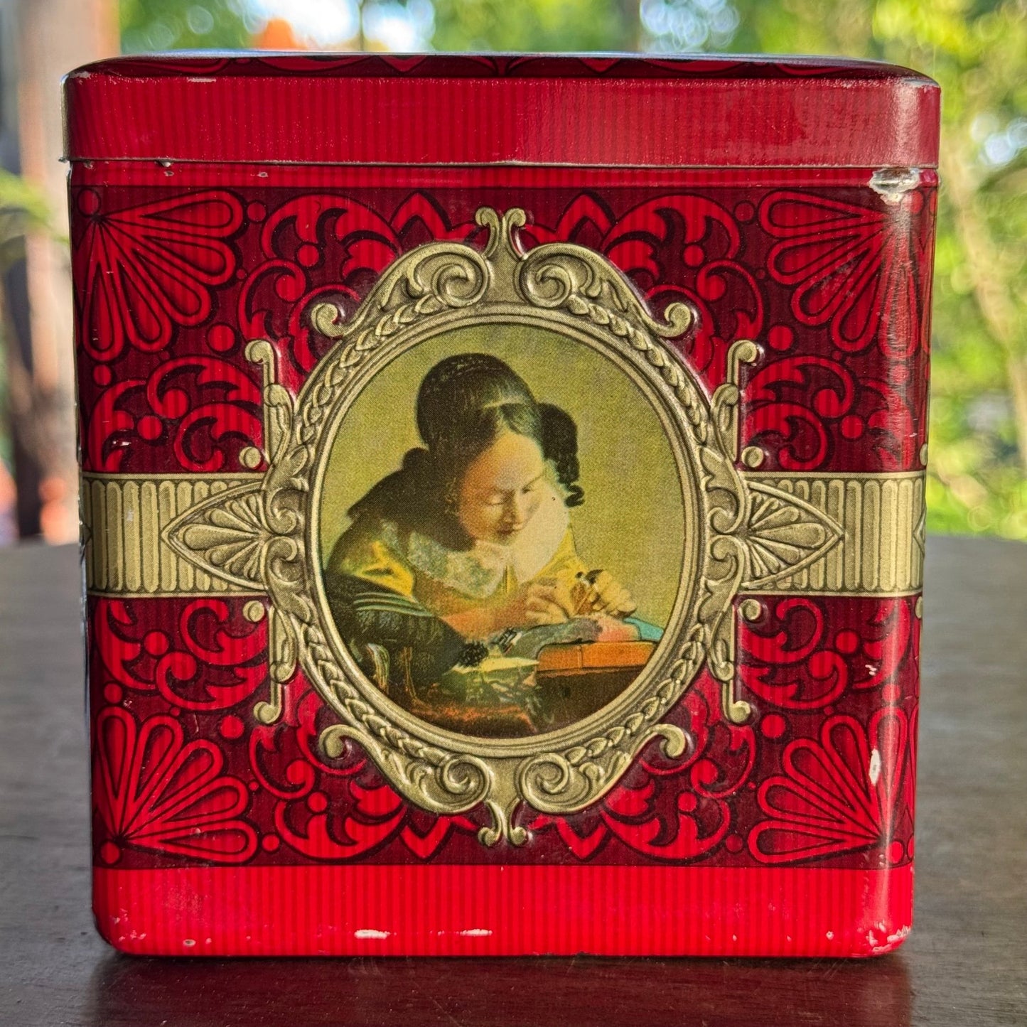 Blik met afbeeldingen van schilderijen van Pieter de Hooch, Frans Hals, Rembrandt, A. van Dijck. - The Collectionist