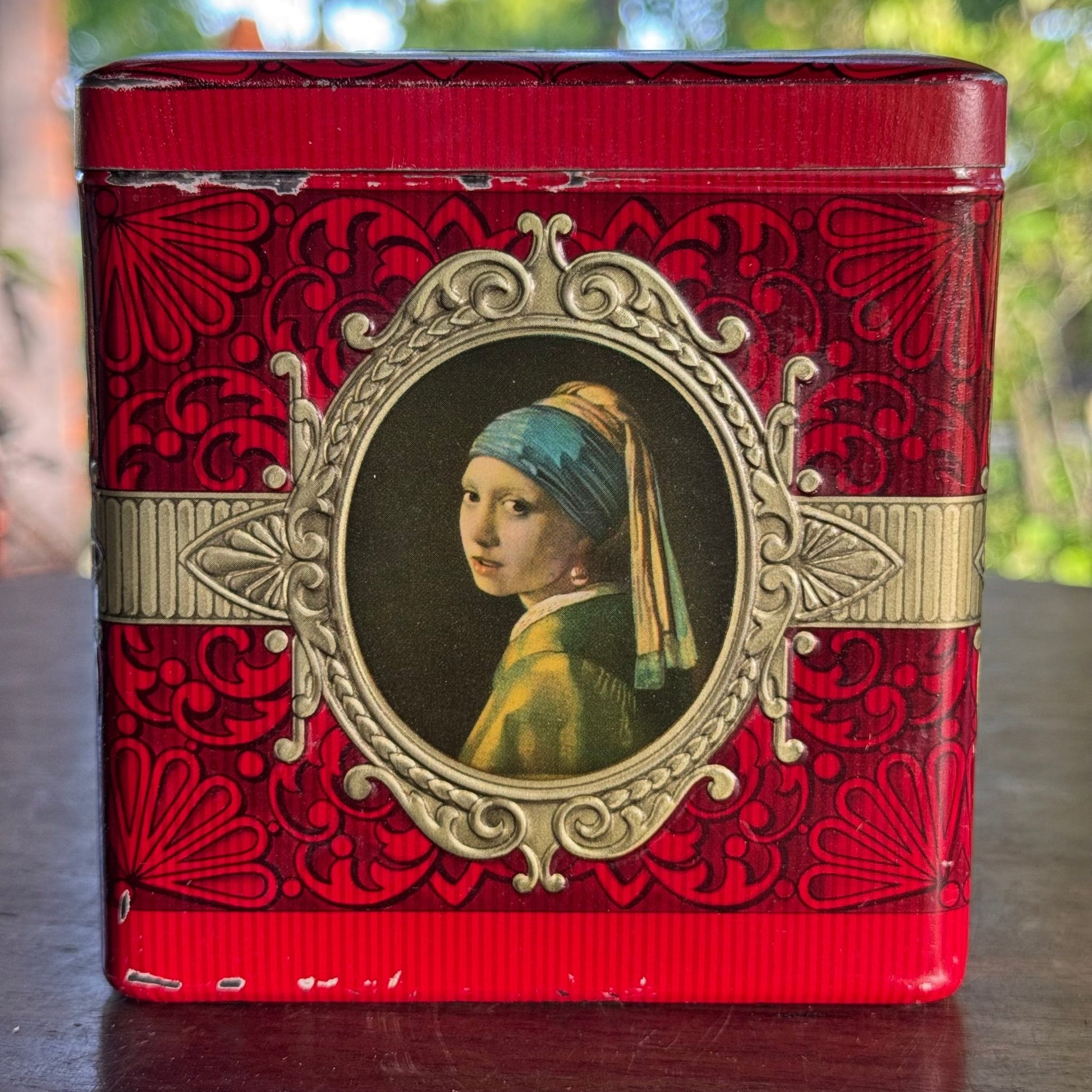 Blik met afbeeldingen van schilderijen van Pieter de Hooch, Frans Hals, Rembrandt, A. van Dijck. - The Collectionist