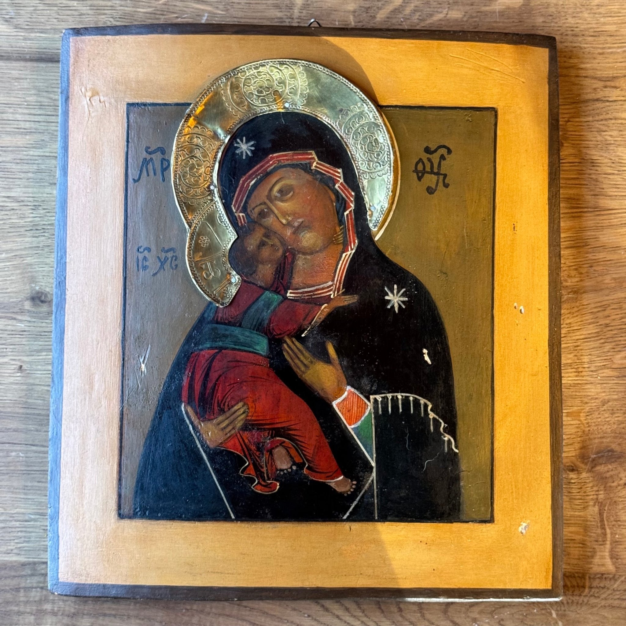 Decoratieve icoon “Moeder Gods Eleusa” met messing riza op houten paneel - The Collectionist