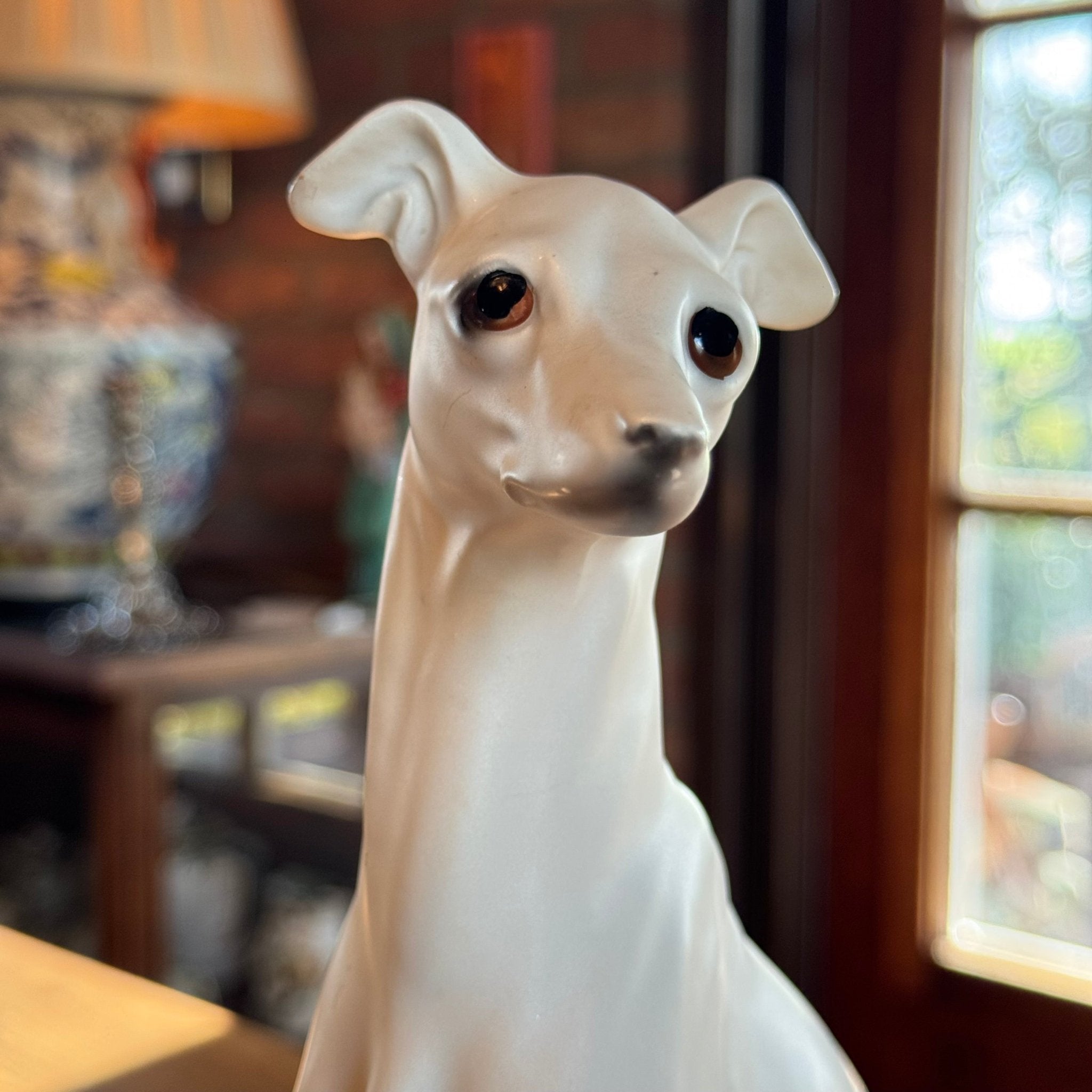 Elegant porseleinen beeld van een windhond – wit, realistische afwerking - The Collectionist