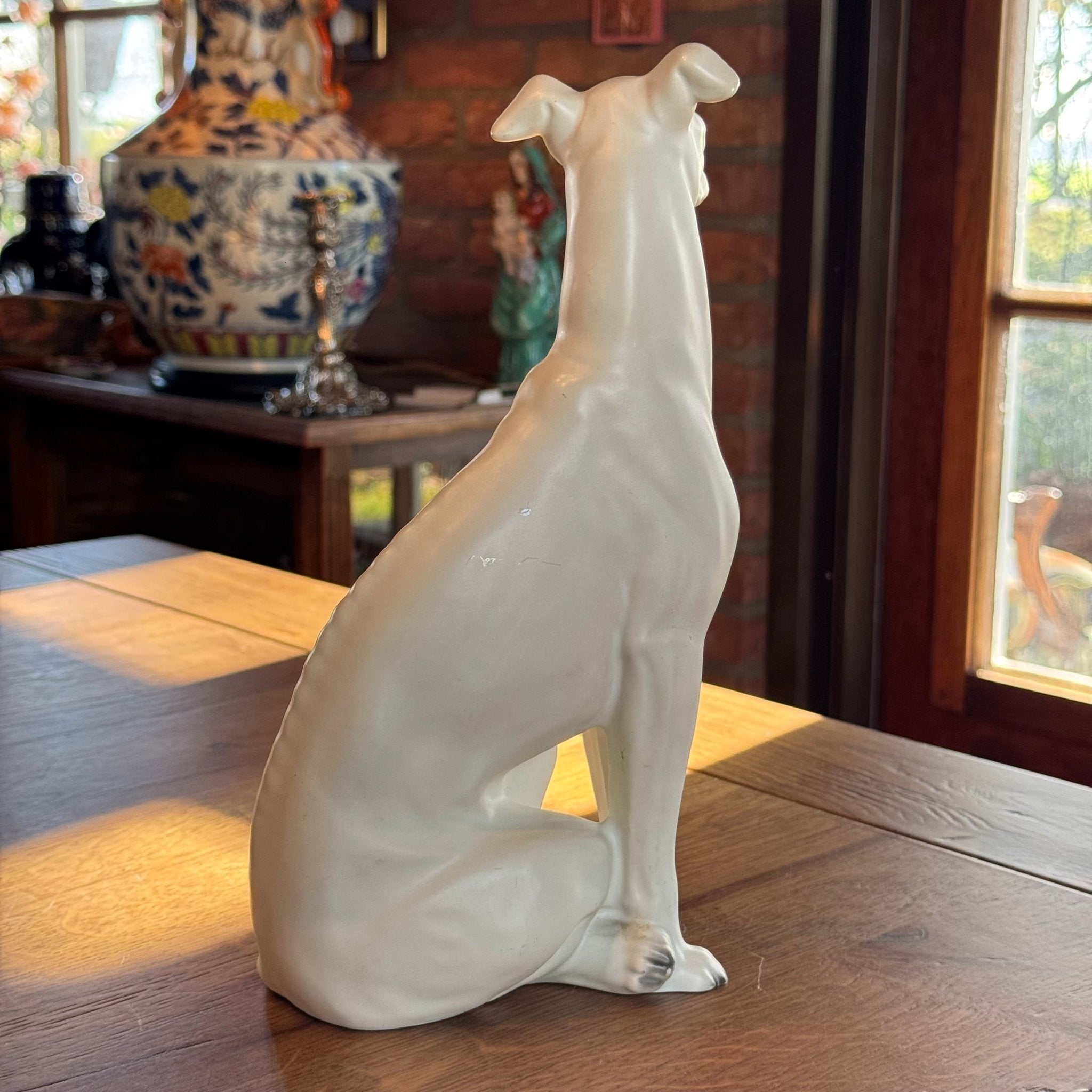 Elegant porseleinen beeld van een windhond – wit, realistische afwerking - The Collectionist