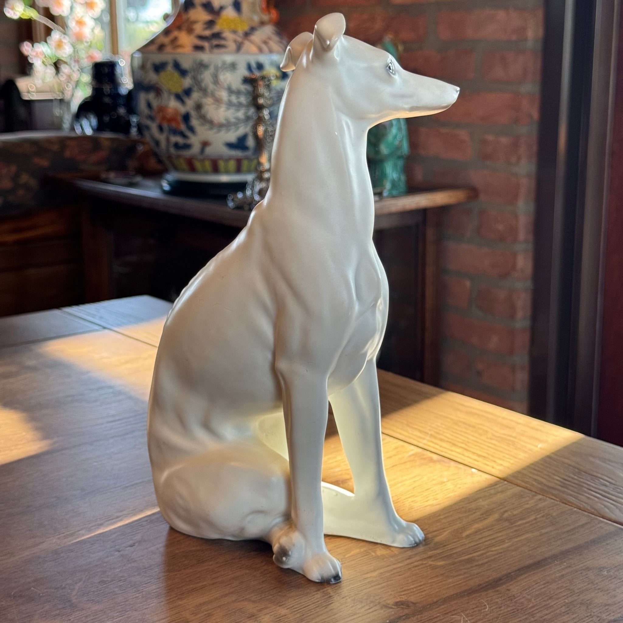 Elegant porseleinen beeld van een windhond – wit, realistische afwerking - The Collectionist