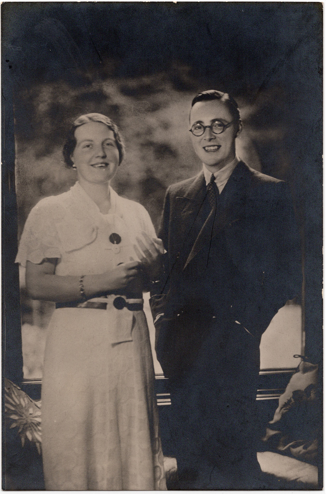 Fotokaart 1936 met geposeerd verlovingsportret van prinses Juliana en prins Bernhard, bromzilverdruk door Foto Ziegler.