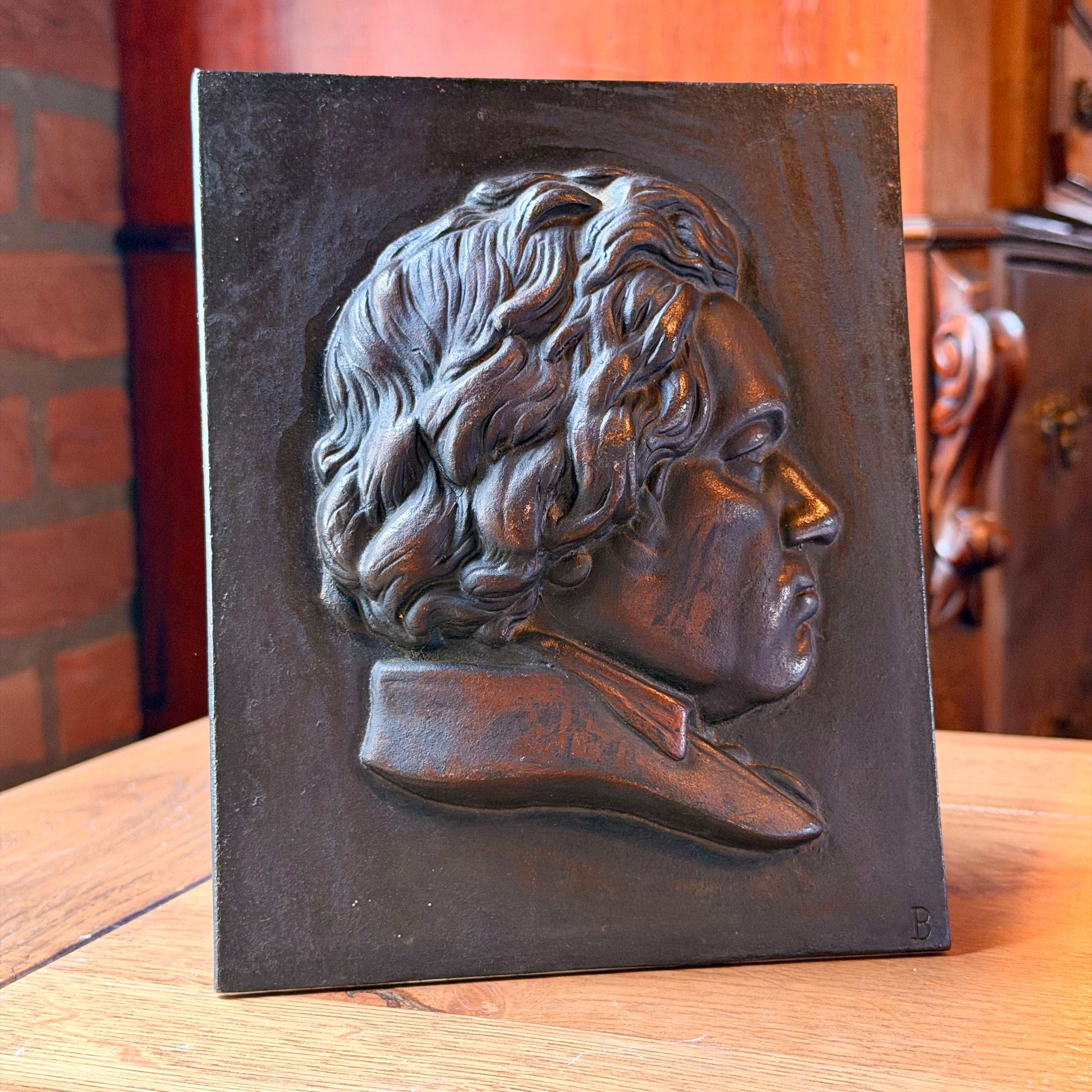 Gietijzeren plaquette met profiel van Beethoven in reliëf, negentiende eeuw