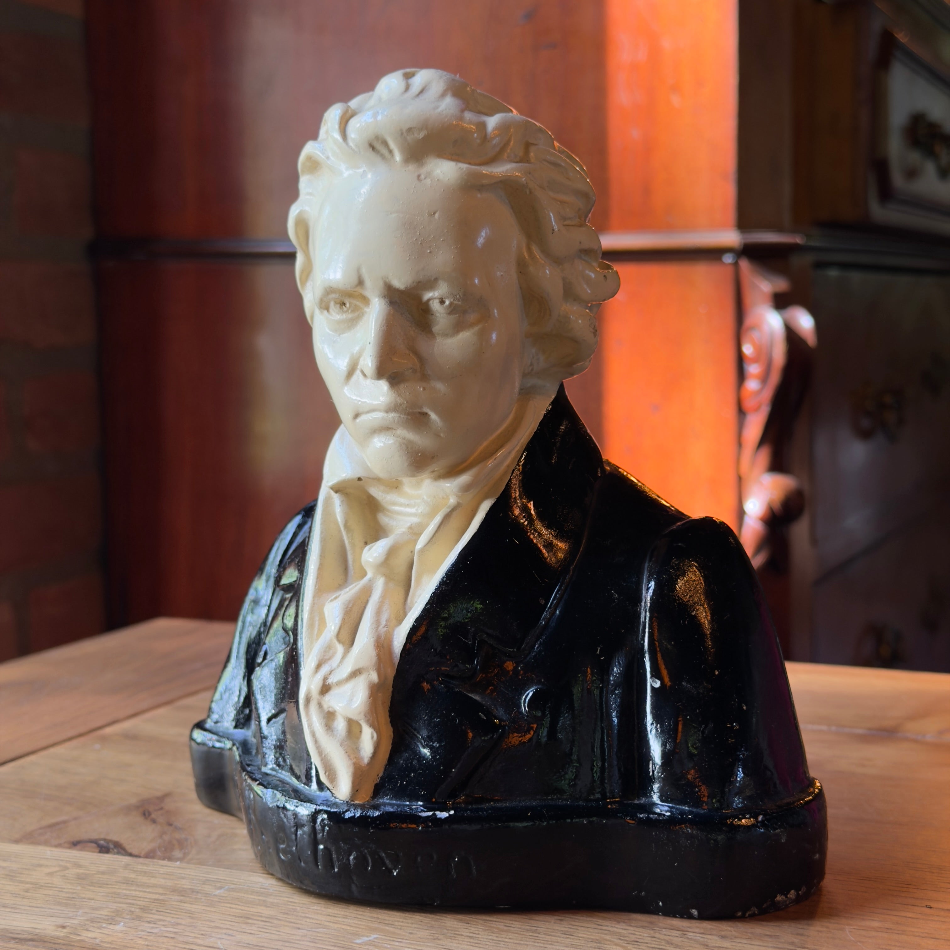 Beschilderde gipsen buste van Ludwig van Beethoven, crème hoofd en zwart gelakte jas op sokkel, circa 1930