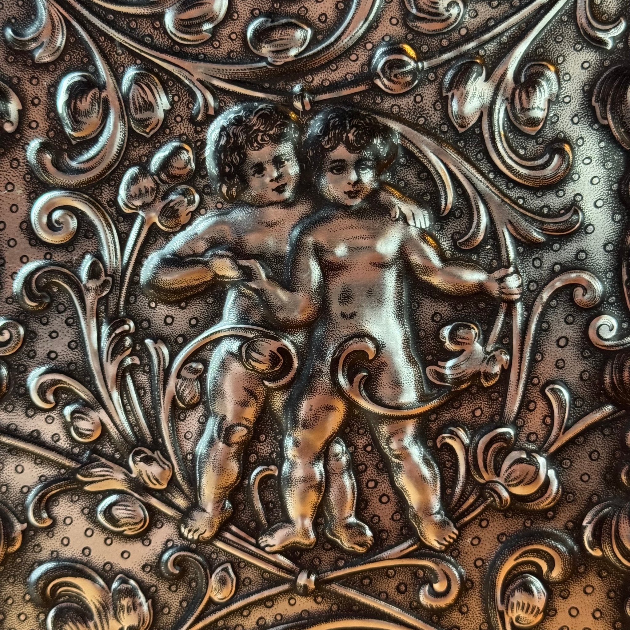 Groot decoratief bewaarblik met reliëfdecoratie van putti – Duitsland, ca. 1900–1930 - The Collectionist