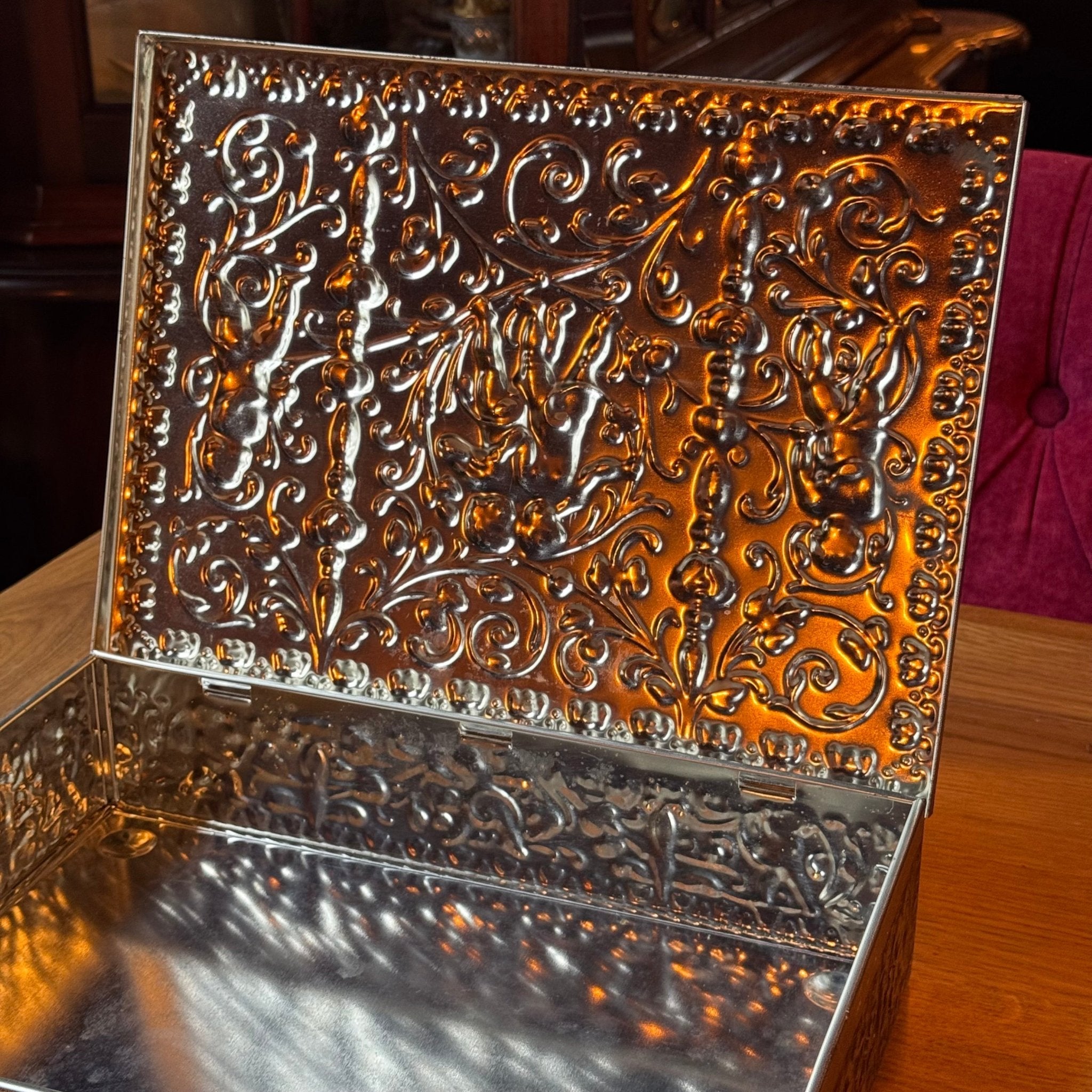 Groot decoratief bewaarblik met reliëfdecoratie van putti – Duitsland, ca. 1900–1930 - The Collectionist
