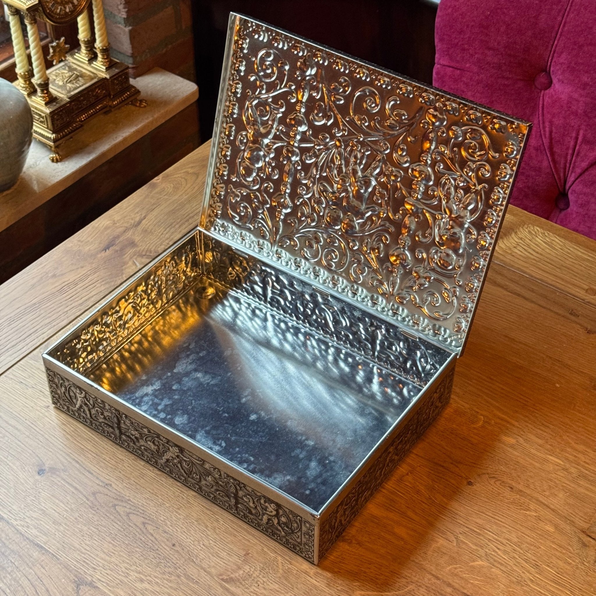 Groot decoratief bewaarblik met reliëfdecoratie van putti – Duitsland, ca. 1900–1930 - The Collectionist