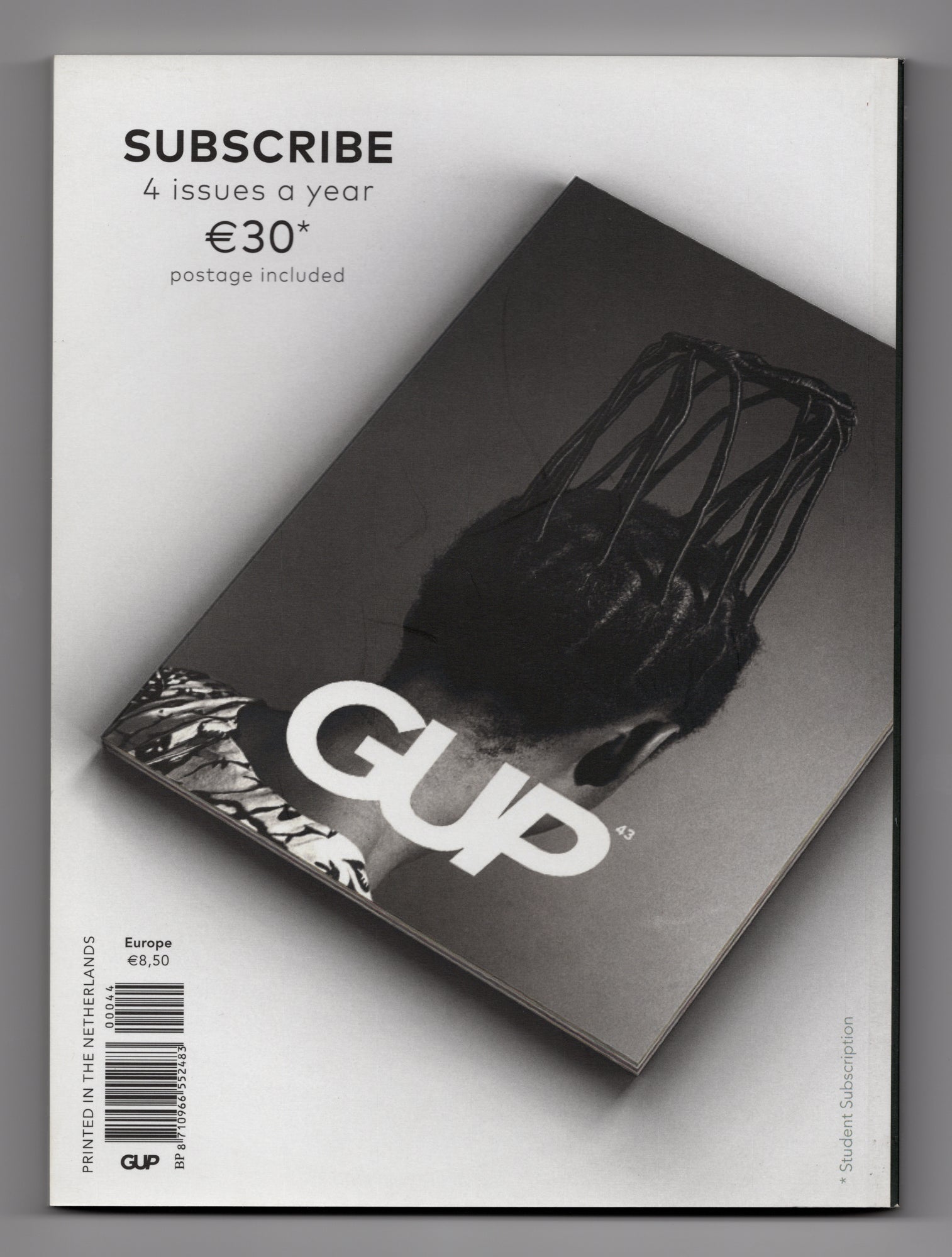 Achterkant GUP Magazine 44 The Raw Issue uit februari 2015 met omgekeerd portret tegen zwarte achtergrond.