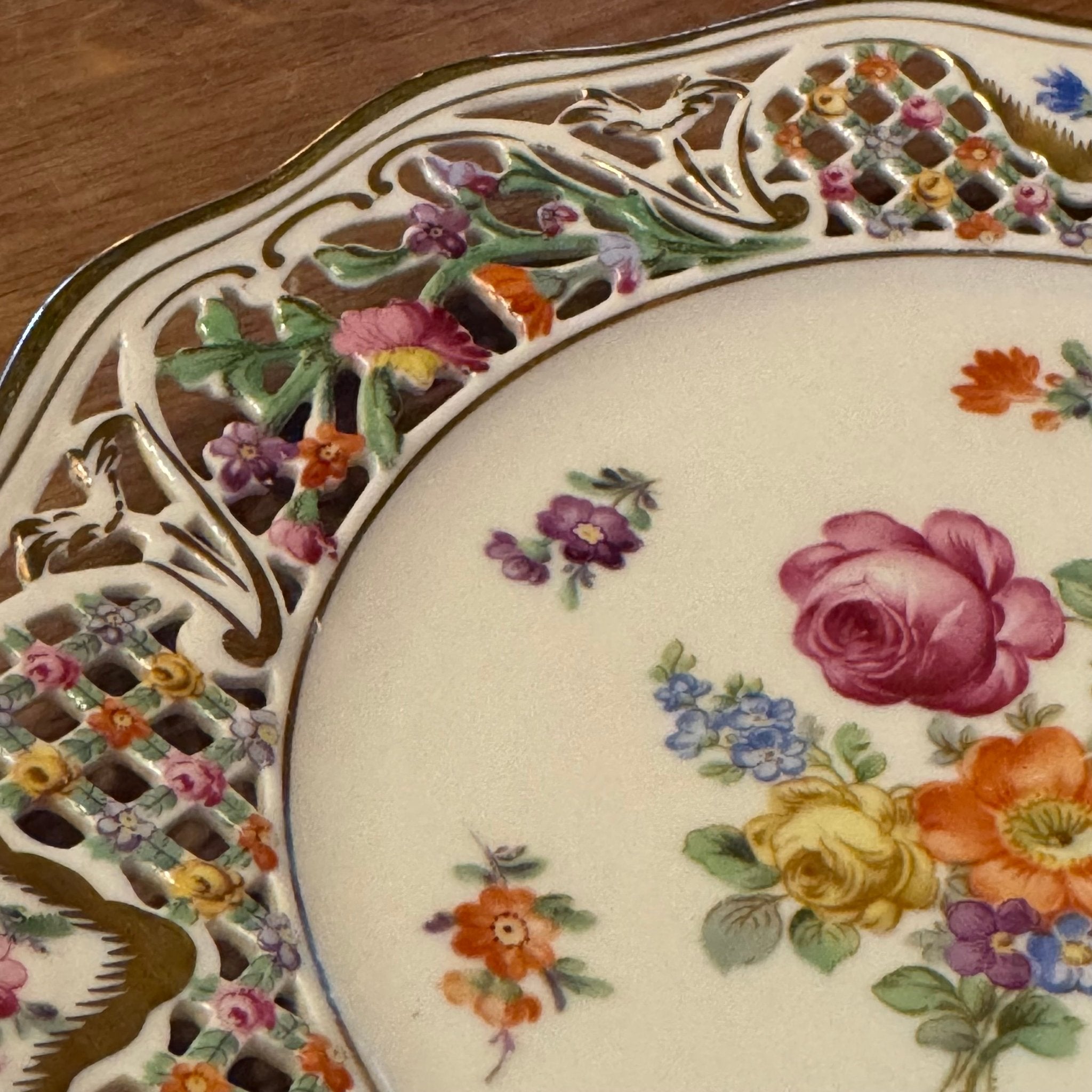 Handbeschilderde porseleinen bordenset van Schumann Arzberg, Duitsland, model ‘Vieux Meissen’ - The Collectionist