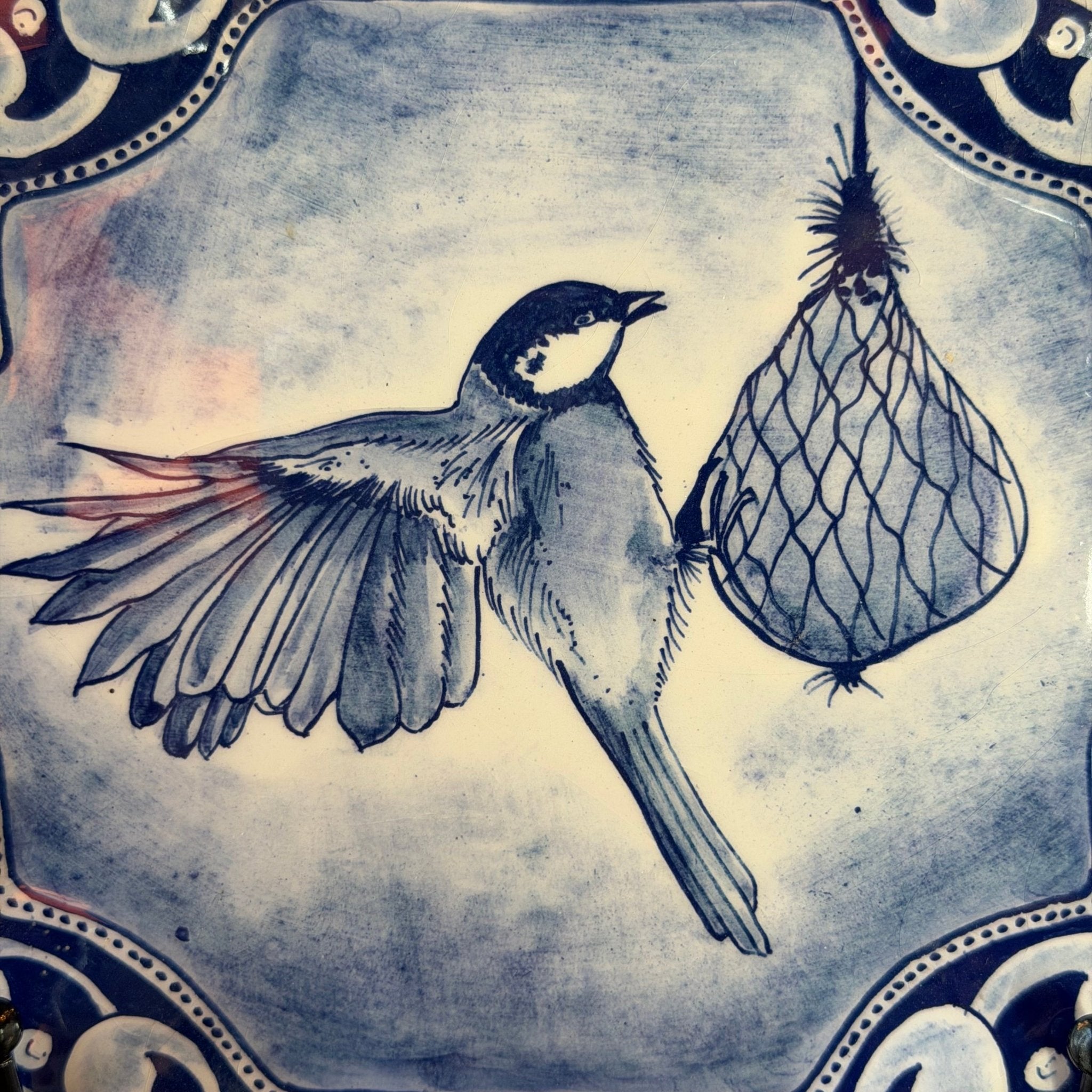 Handgeschilderd Delfts blauw wandbord met vogel – studio keramiek (20 cm) - The Collectionist