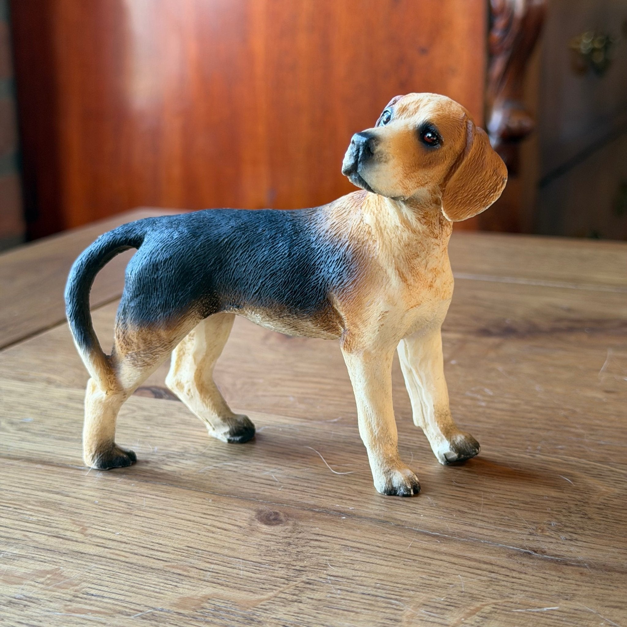 Hondensculptuur in beagle - stijl – handbeschilderd vintage beeld - The Collectionist