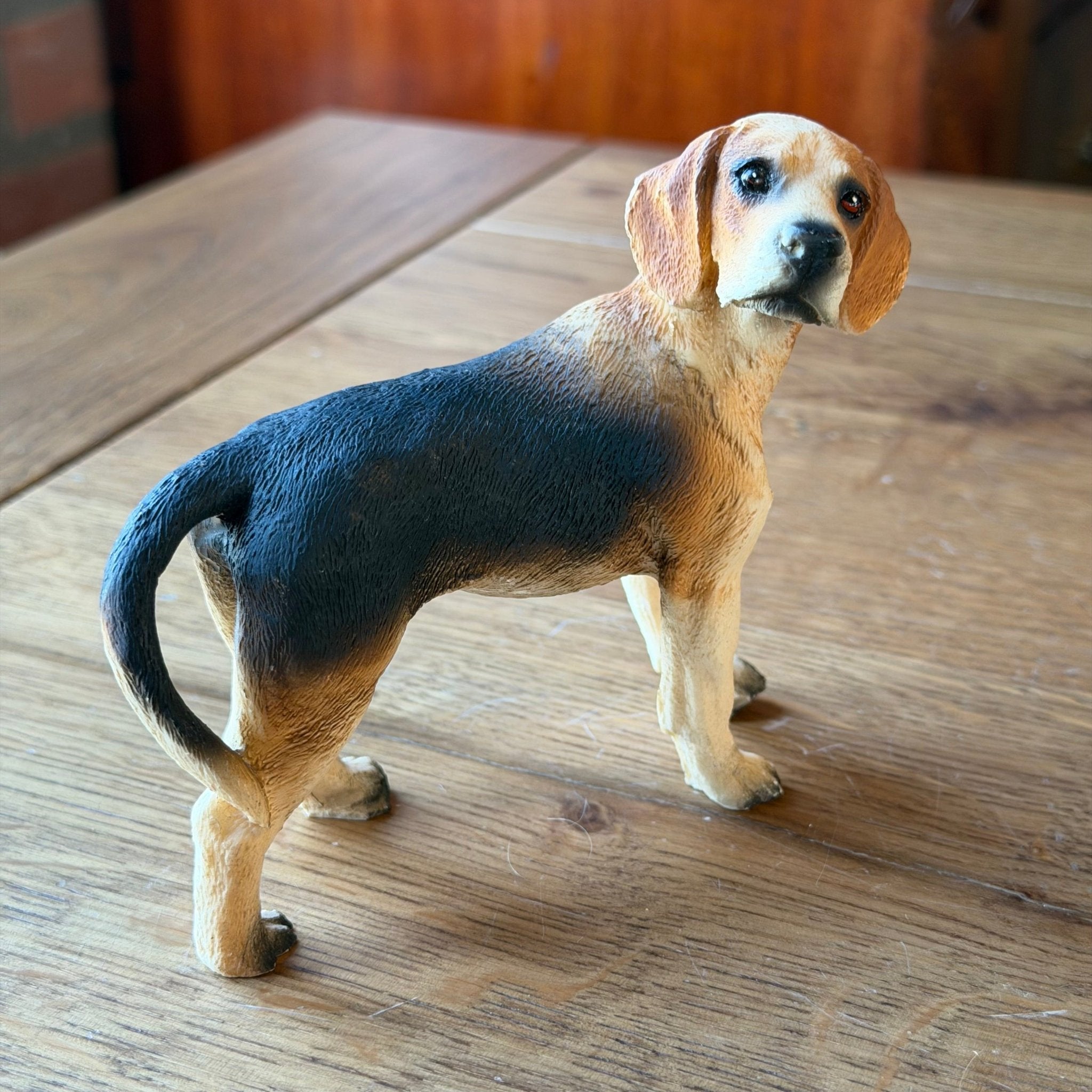 Hondensculptuur in beagle - stijl – handbeschilderd vintage beeld - The Collectionist