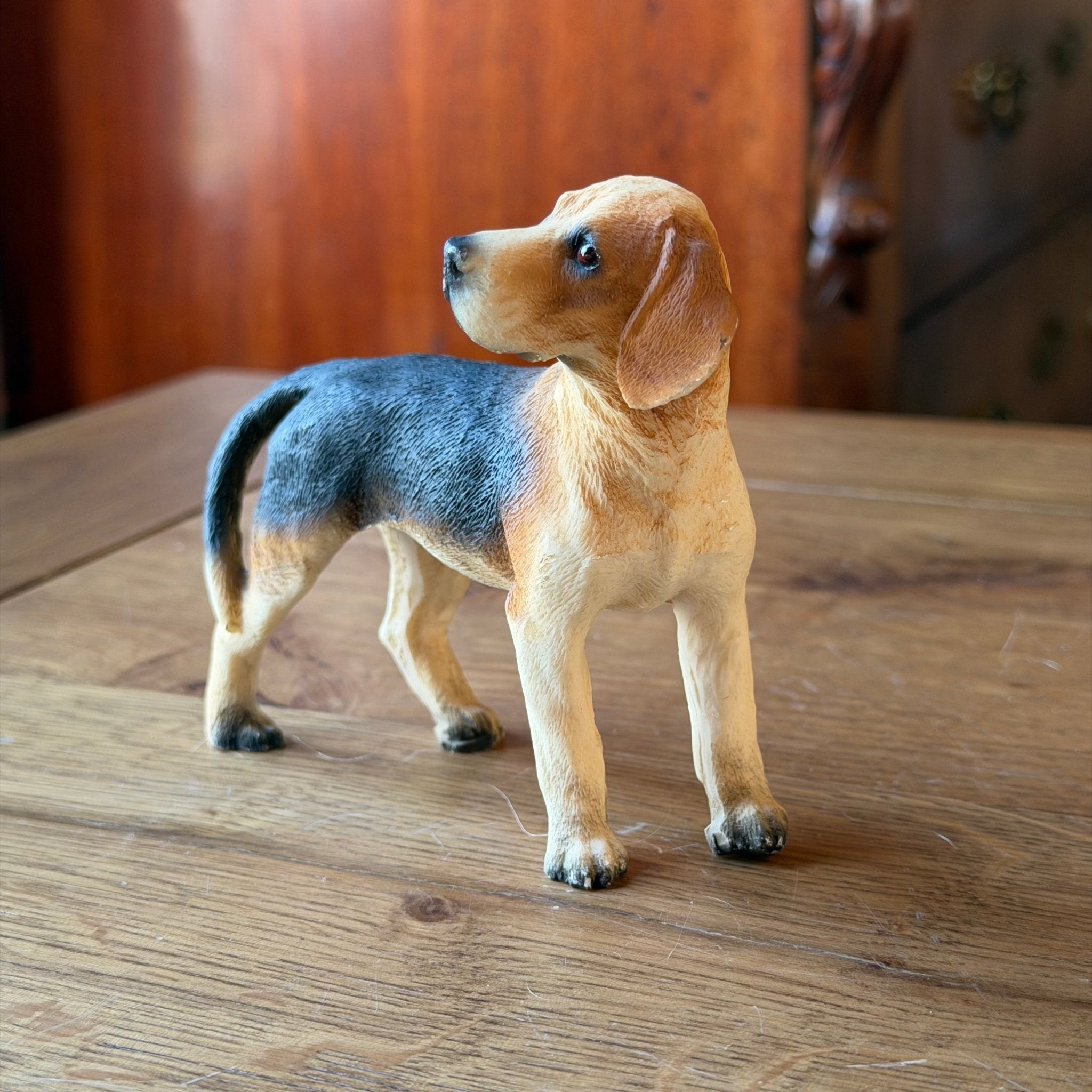 Hondensculptuur in beagle - stijl – handbeschilderd vintage beeld - The Collectionist