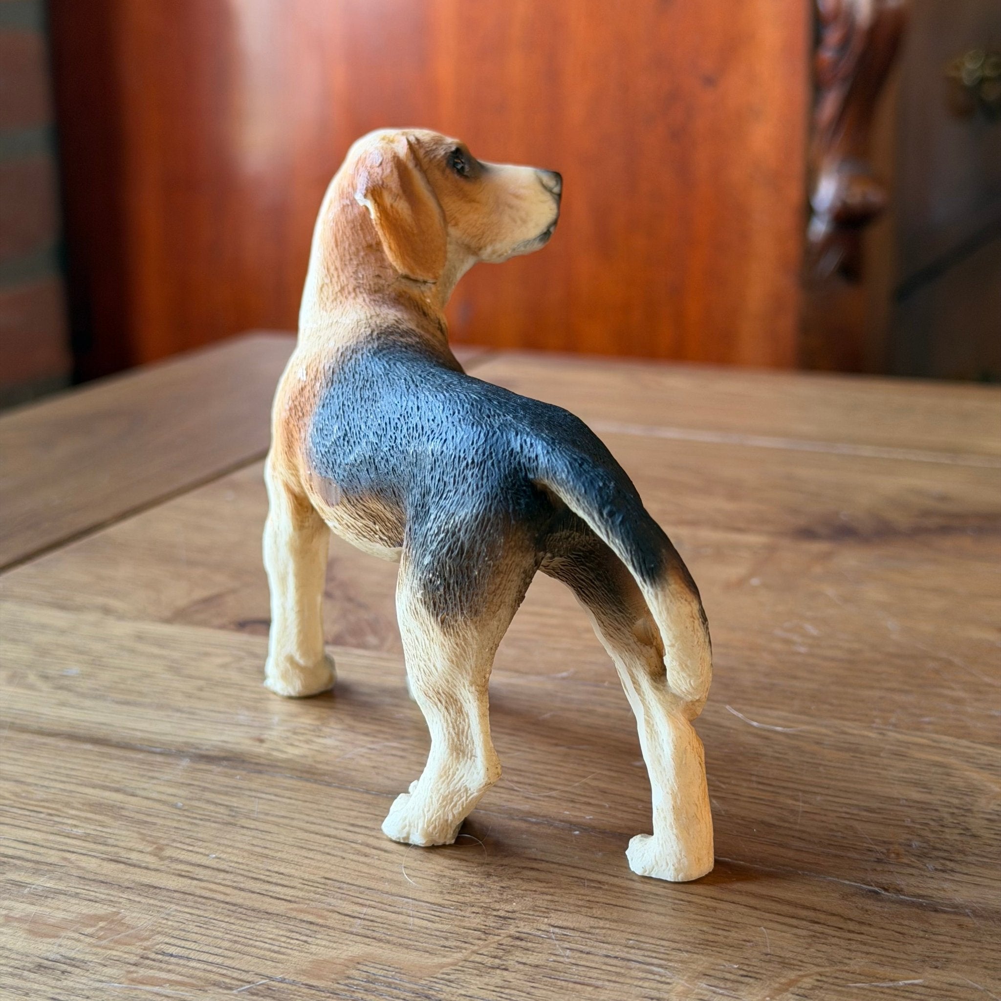 Hondensculptuur in beagle - stijl – handbeschilderd vintage beeld - The Collectionist