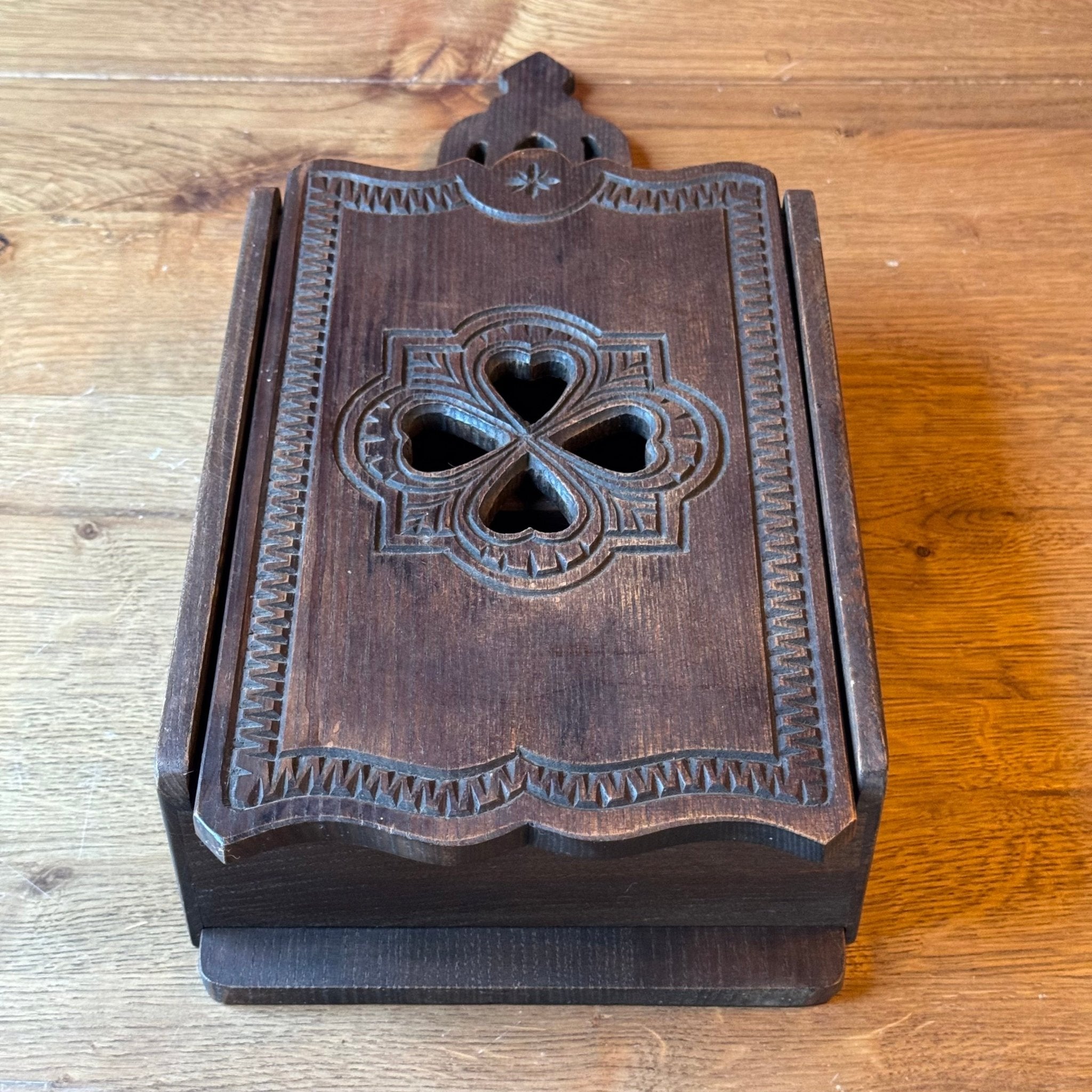 Houten wandkastje met uitgesneden klaverpatroon - The Collectionist