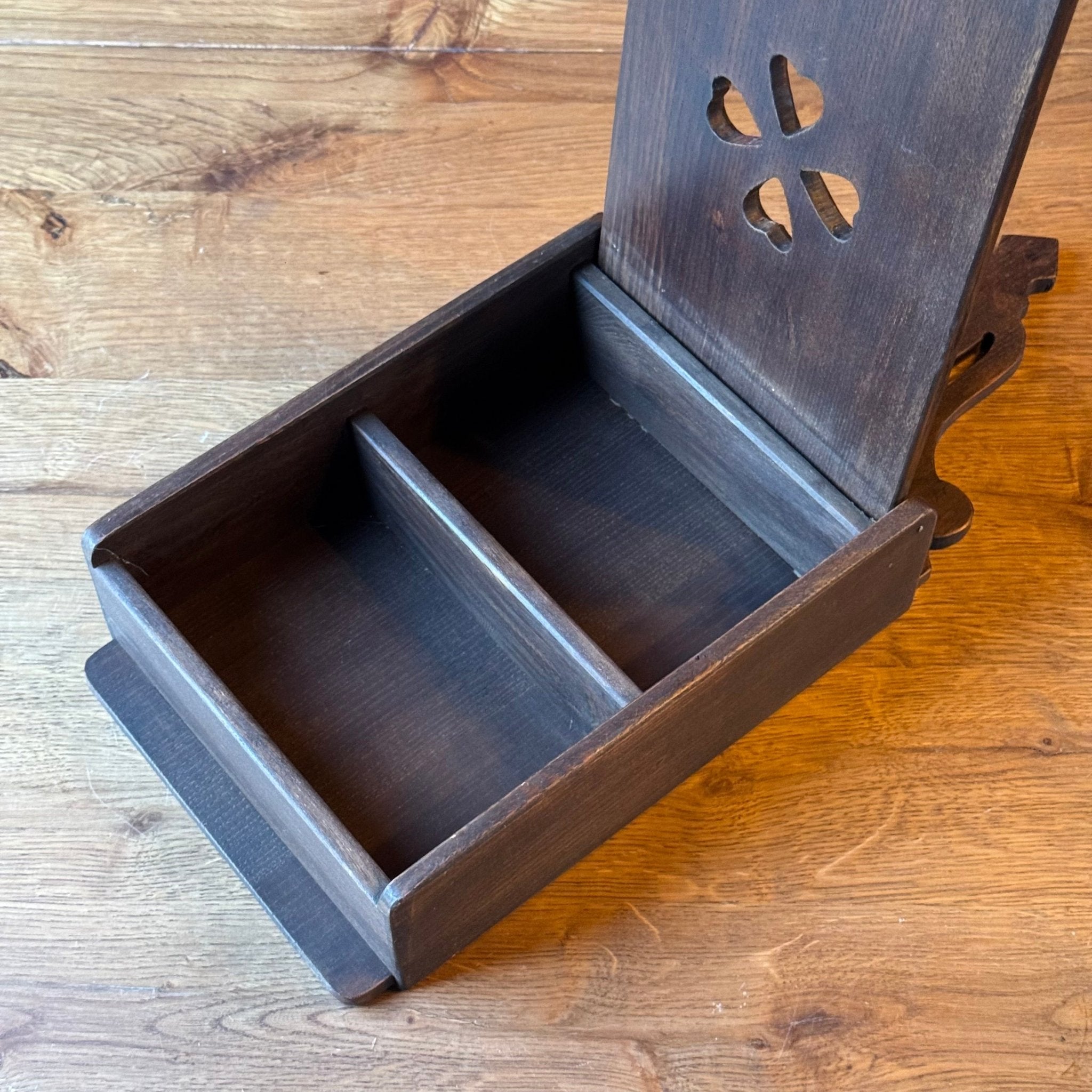 Houten wandkastje met uitgesneden klaverpatroon - The Collectionist