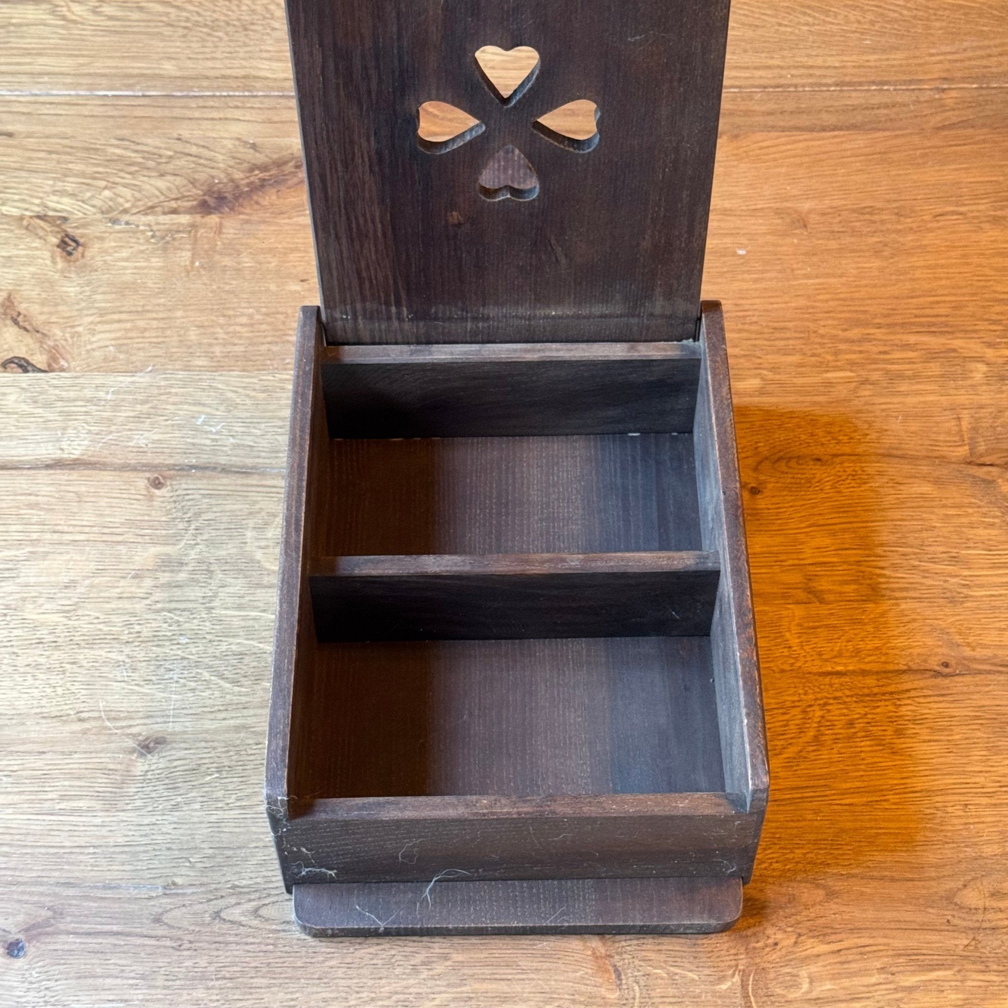 Houten wandkastje met uitgesneden klaverpatroon - The Collectionist