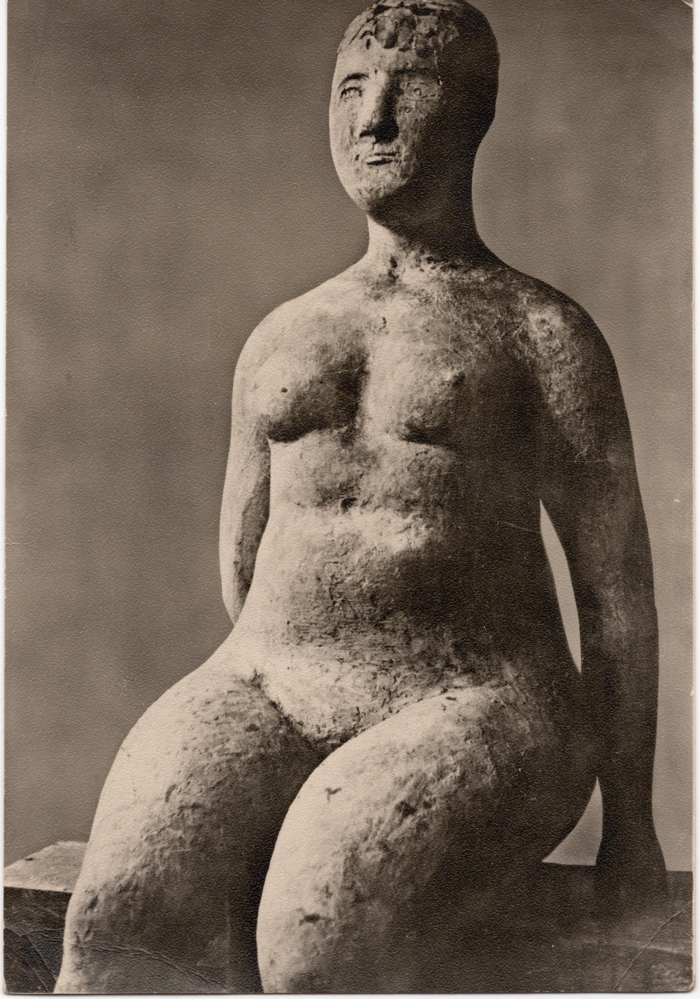 Zwart-wit fotokaart met reproductie Giuditta van Marino Marini uit 1945, uitgave A. Egger Keulen