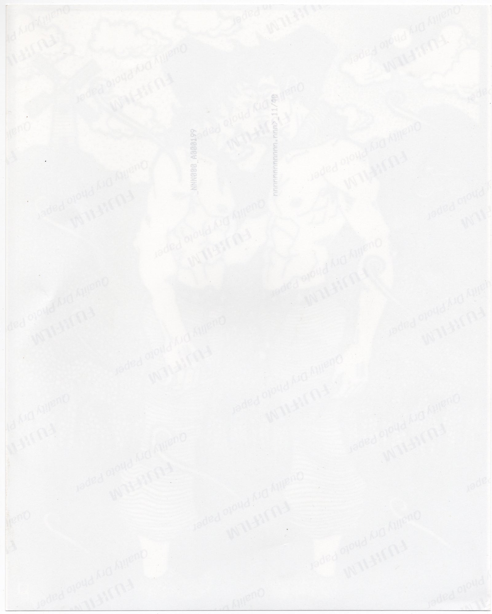 Achterzijde Fotoprint inktillustratie Toddities, Dutch Gay Couple Kissing, zwart-wit, twee mannelijke figuren in kus, Nederlands landschap, 2018