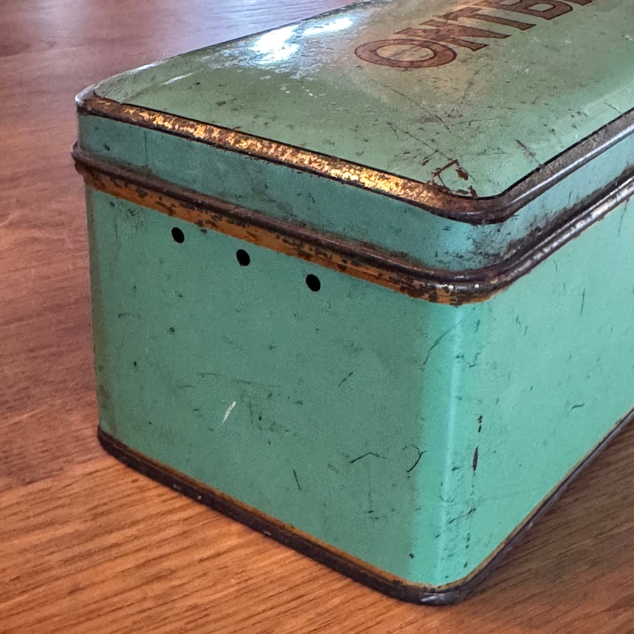 Industrieel ontbijtkoekblik – groen met zwarte letters – ca. 1940–1950 - The Collectionist