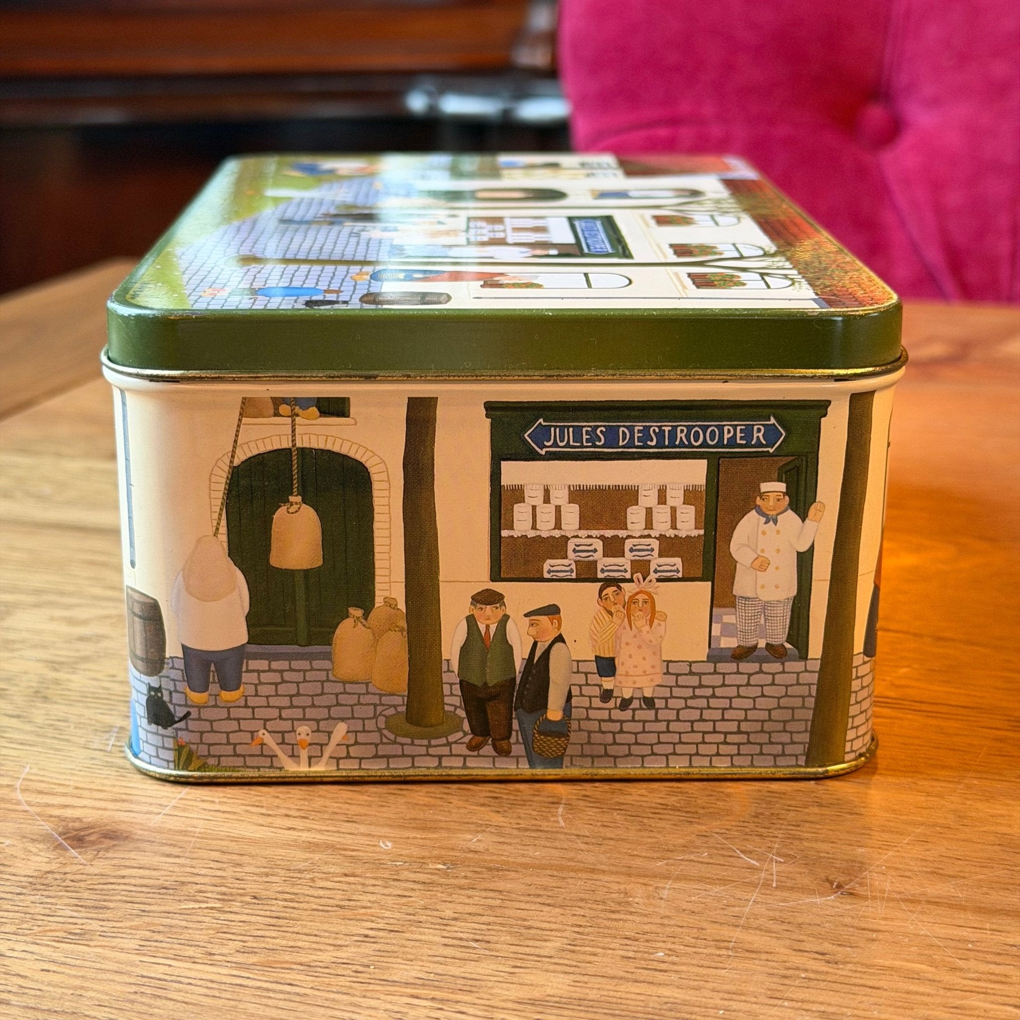 Jules Destrooper koekblik met dorpsscène – rechthoekig Belgisch biscuitblik - The Collectionist