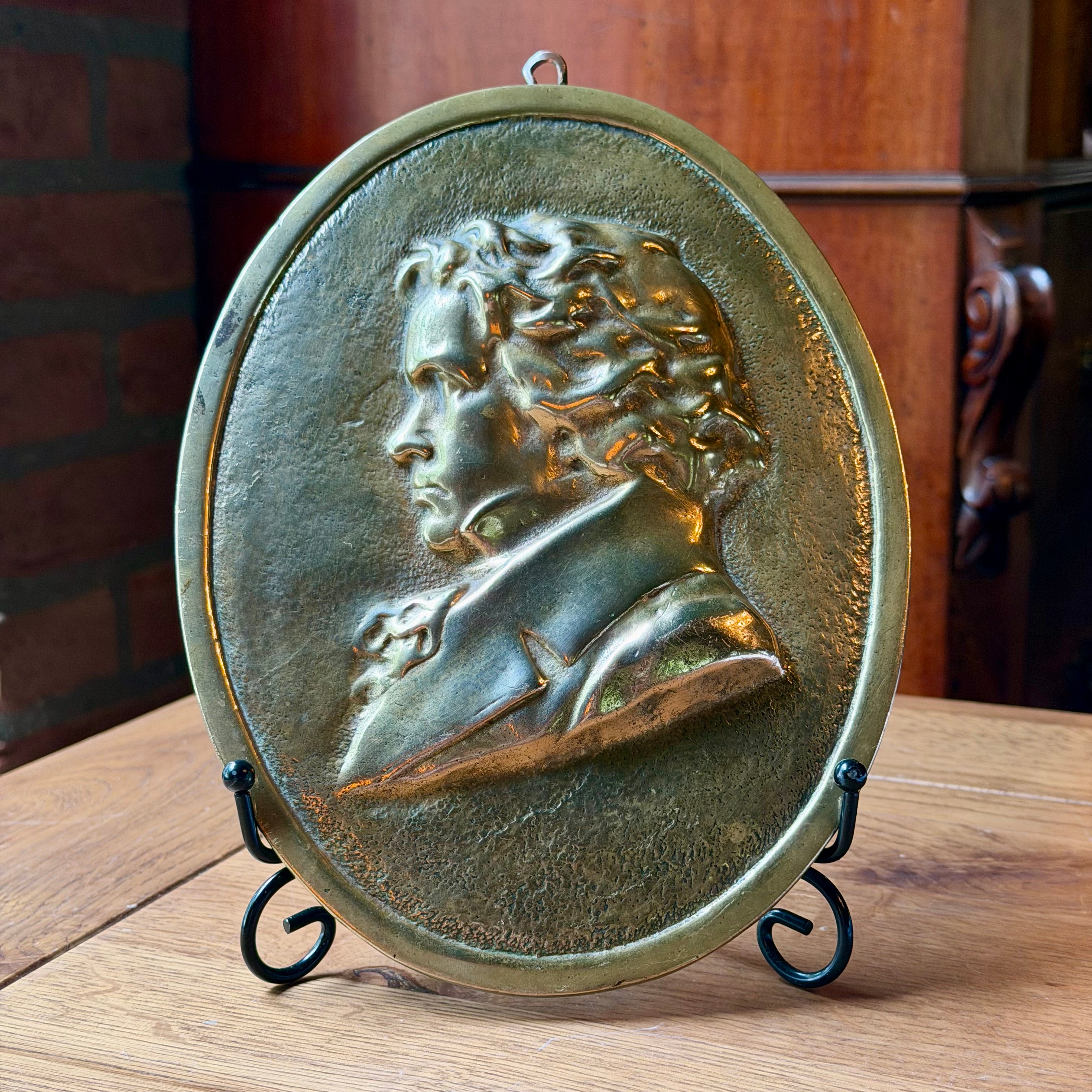 Ovale koperen wandplaquette met profiel van Beethoven in reliëf, negentiende eeuw