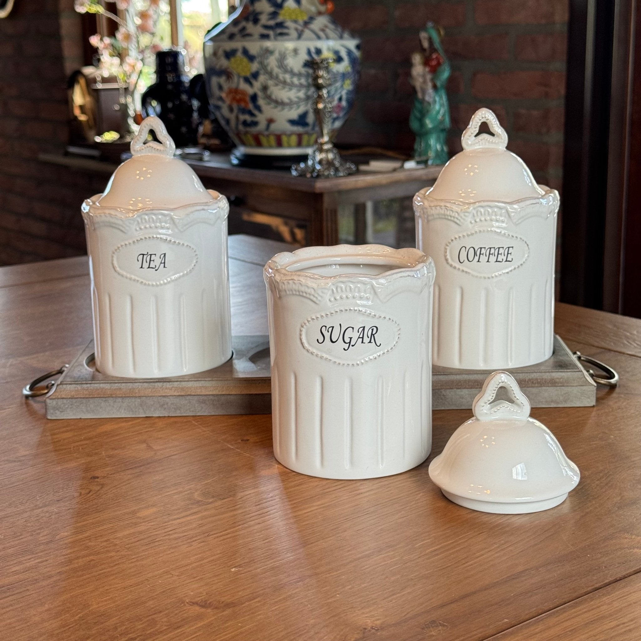 Landelijke voorraadpotten set – Tea, Sugar & Coffee – wit keramiek met houten tray - The Collectionist