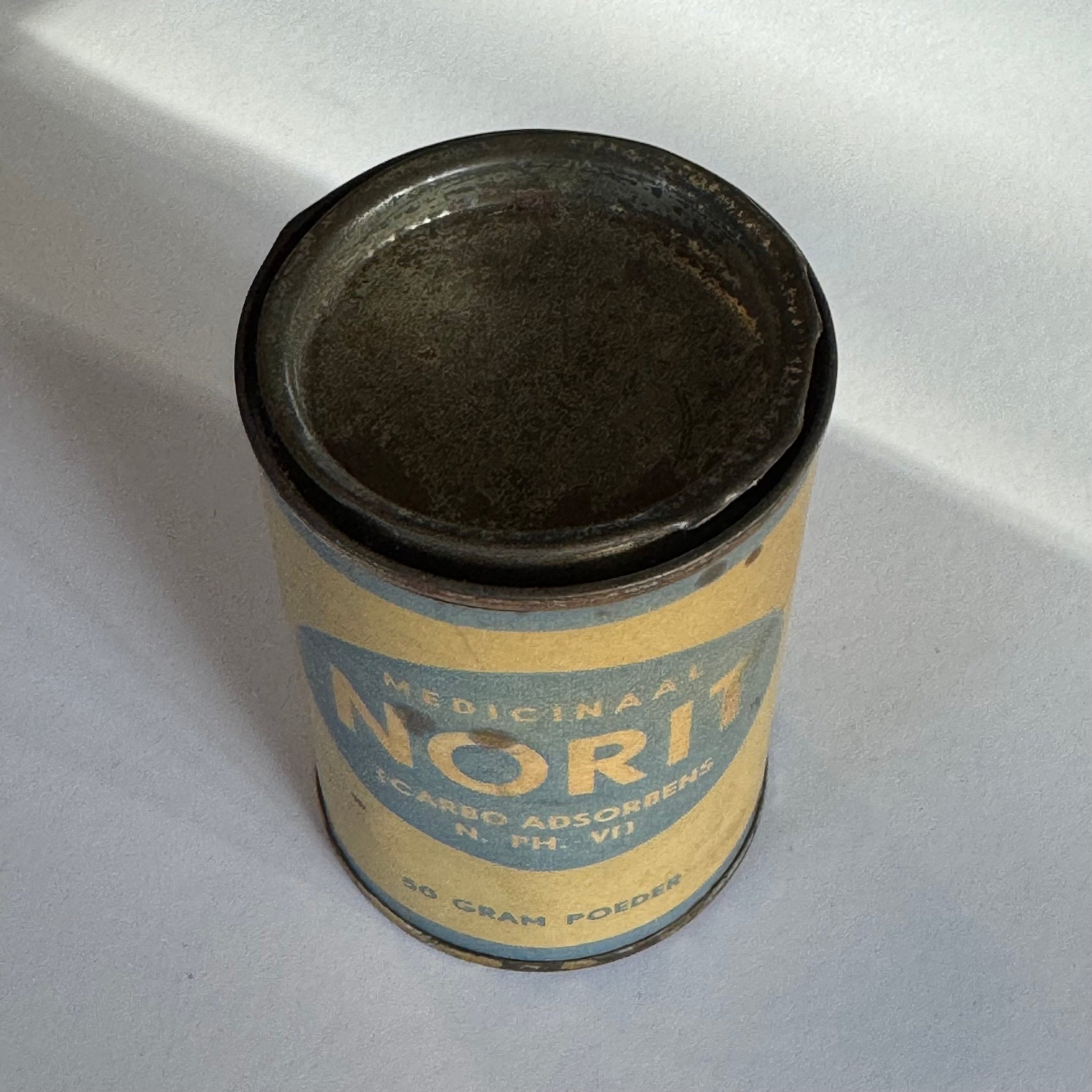 Medicinale Norit blik – 50 gram Carbo Adsorbens (ca. 1940s–1950s) - The Collectionist