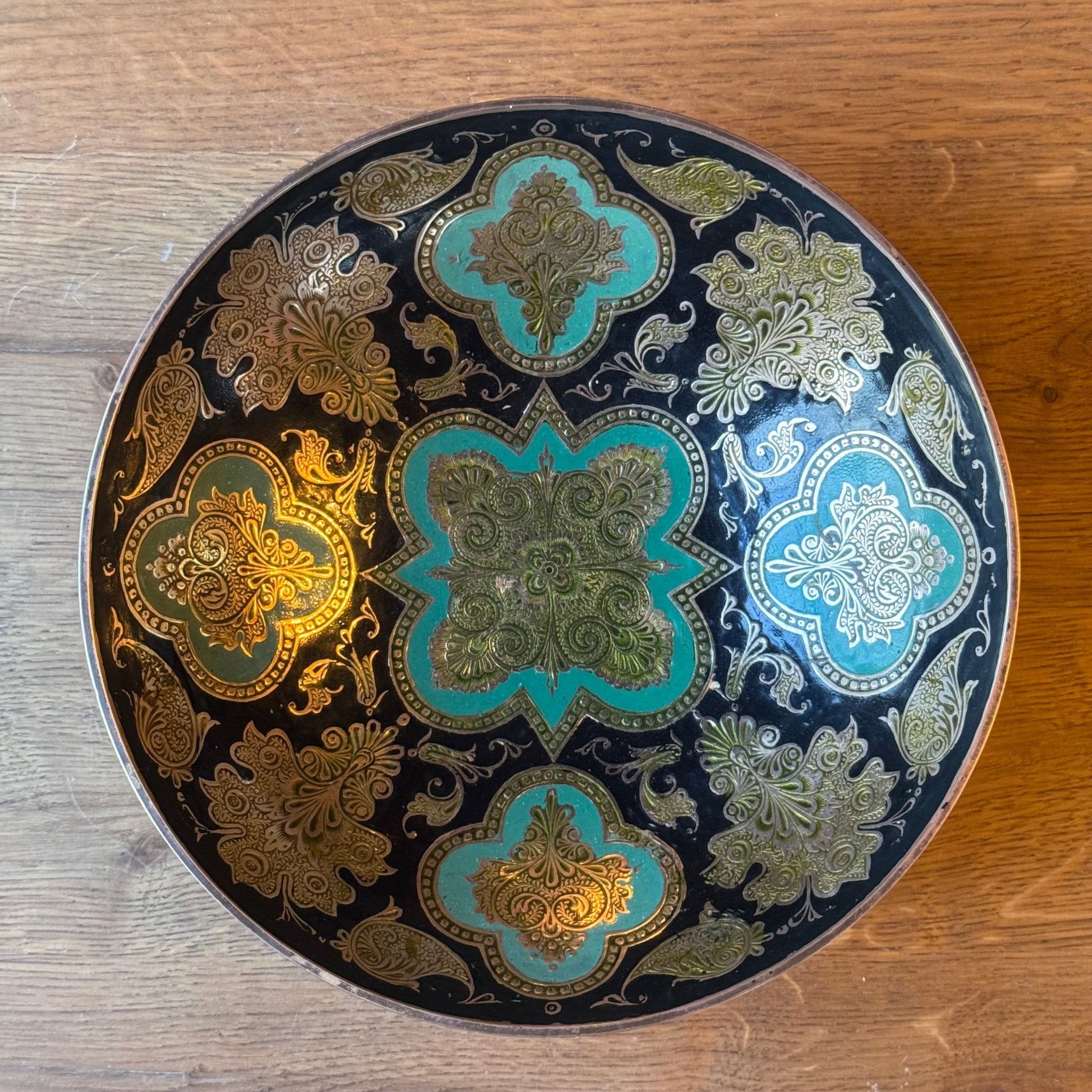 Messing schaal met geëmailleerde decoratie – India, Kashmir, midden 20e eeuw - The Collectionist