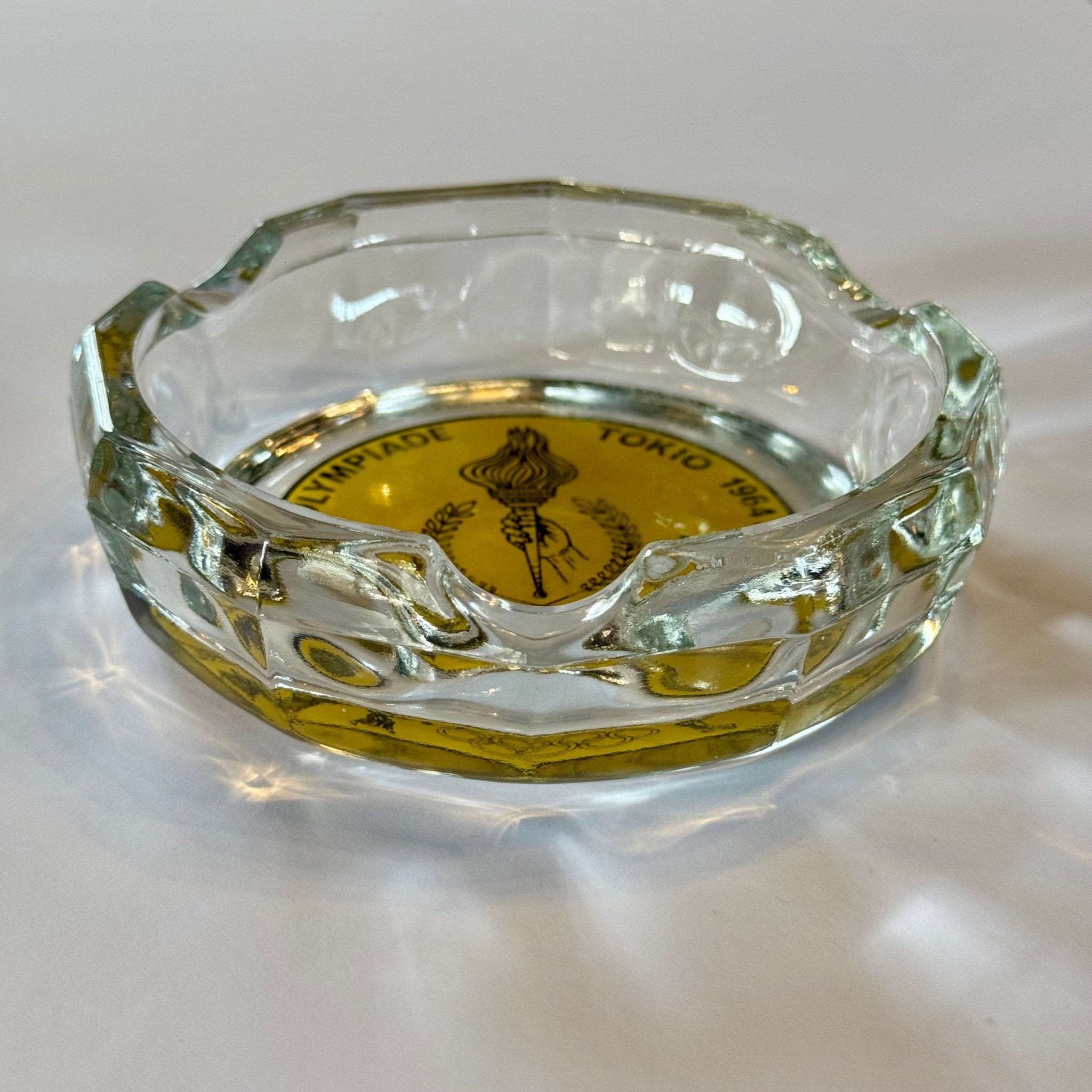 Olympiade Tokio 1964 – glazen asbak met gele decoratie - The Collectionist
