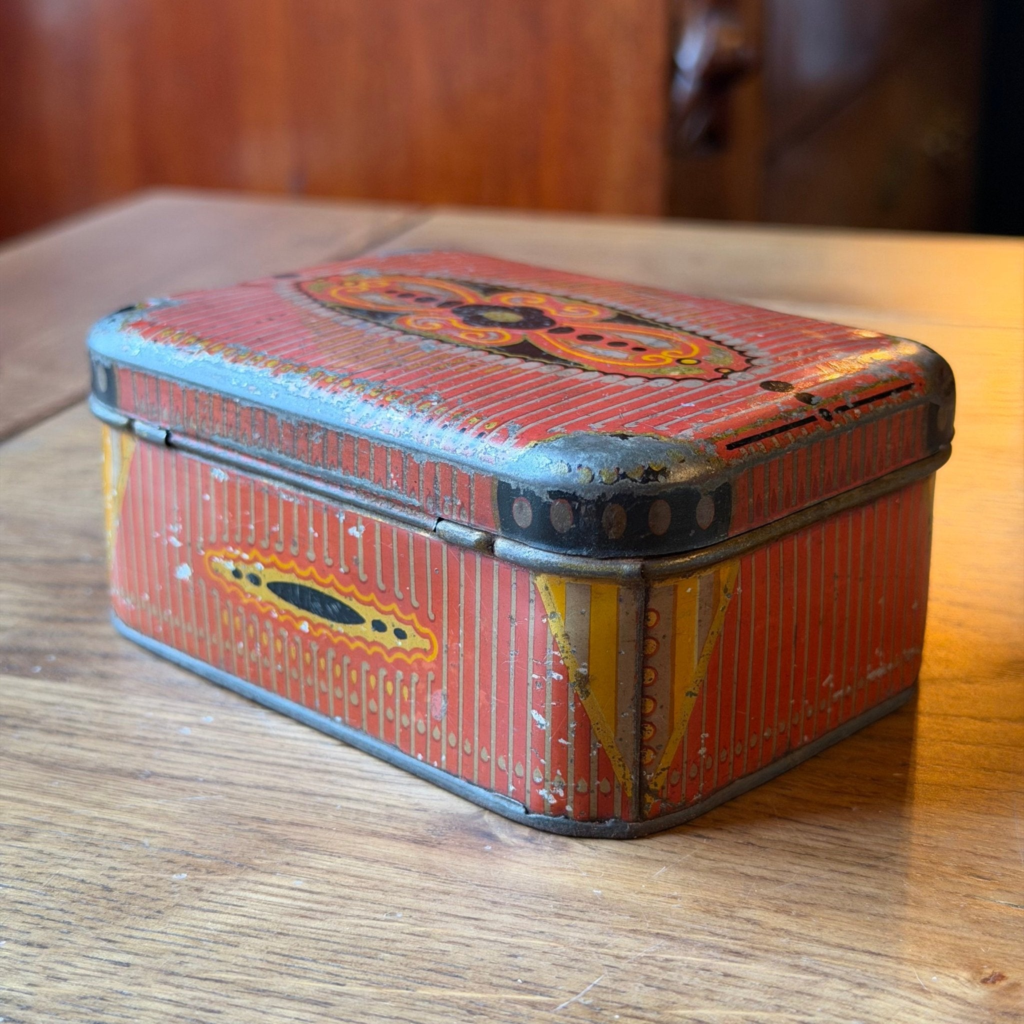 Oud rechthoekig rood blik met decoratief patroon - The Collectionist