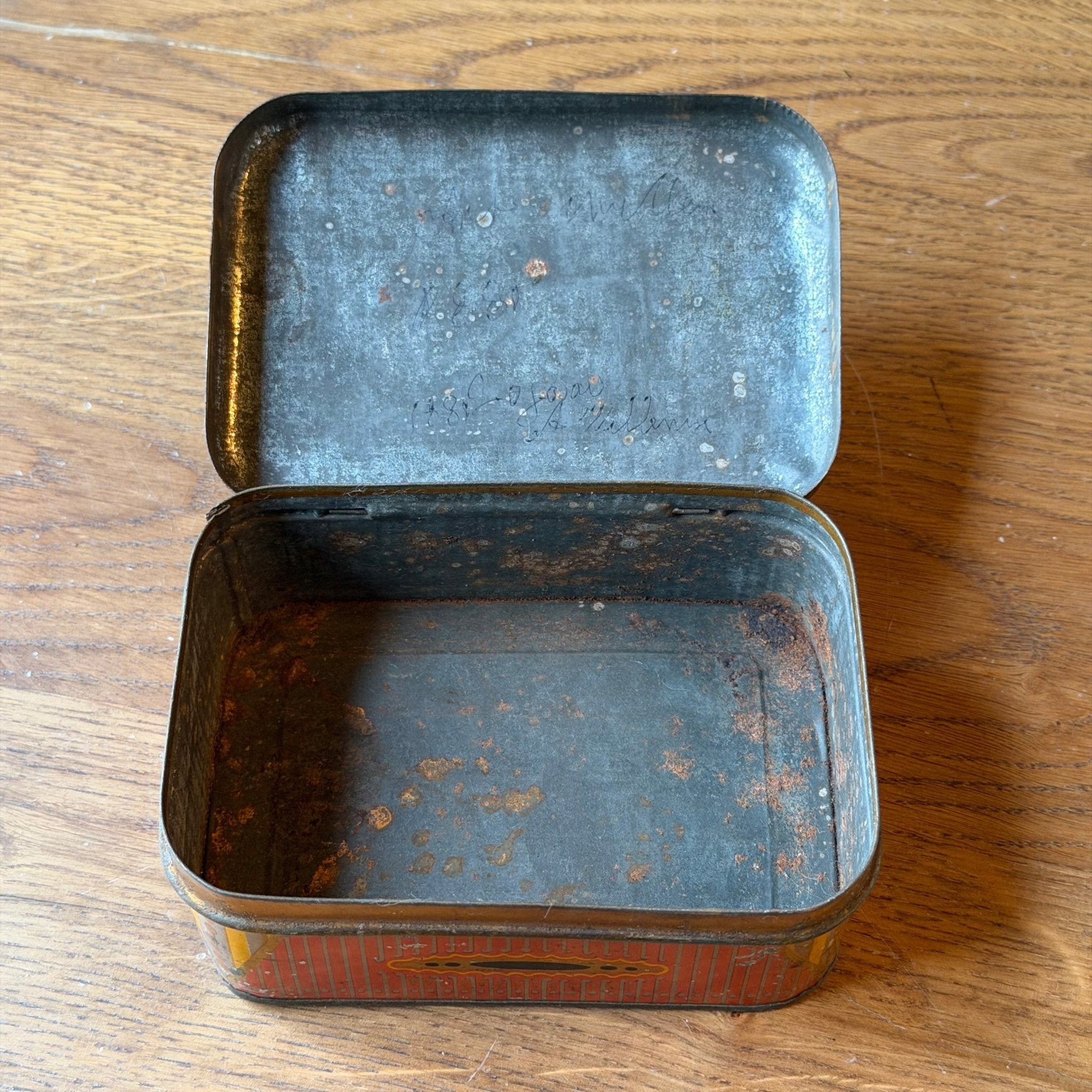 Oud rechthoekig rood blik met decoratief patroon - The Collectionist