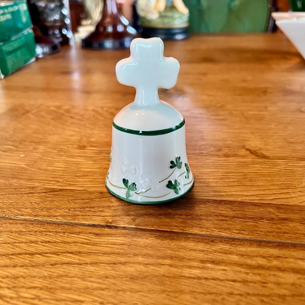 Porseleinen bel met kruisje en klavermotief - The Collectionist