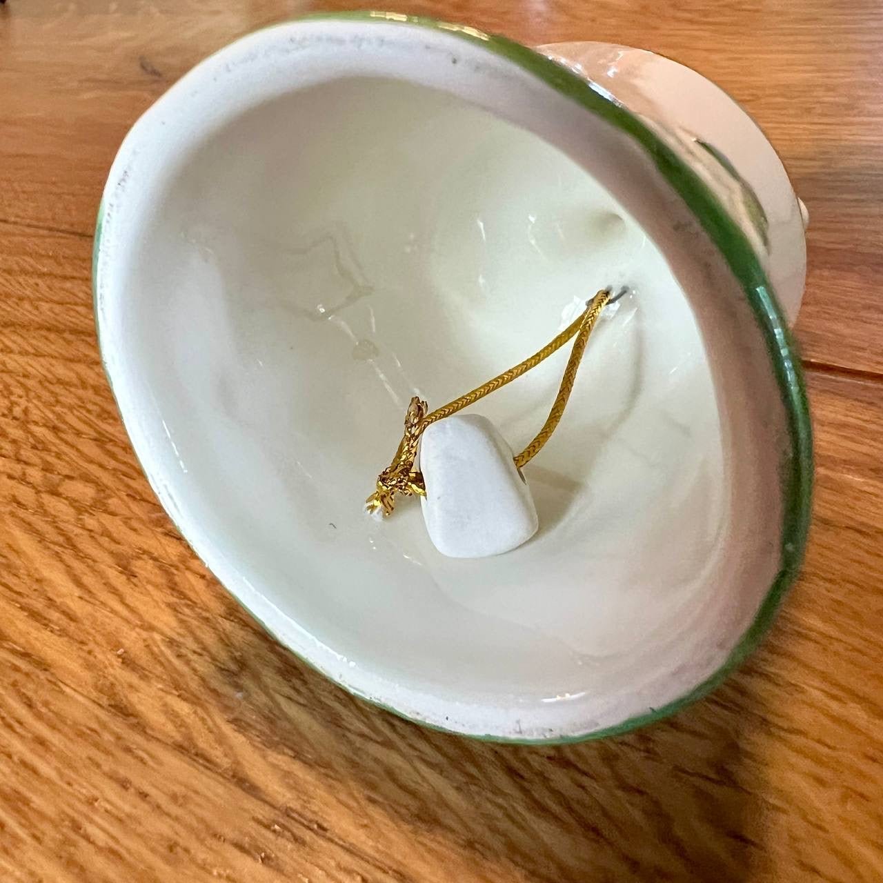 Porseleinen bel met kruisje en klavermotief - The Collectionist